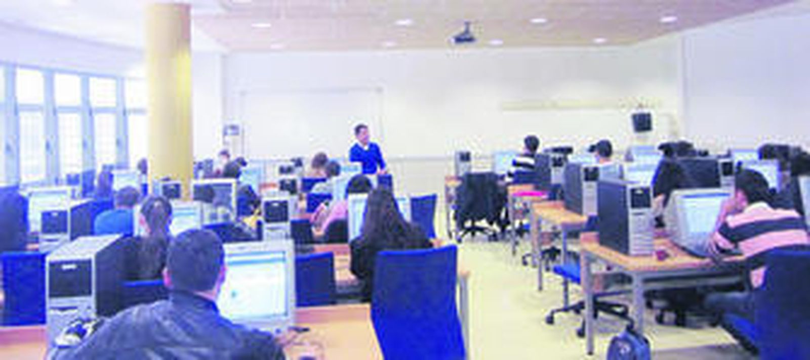 El grupo atiende las explicaciones del profesor Emilio Peña.