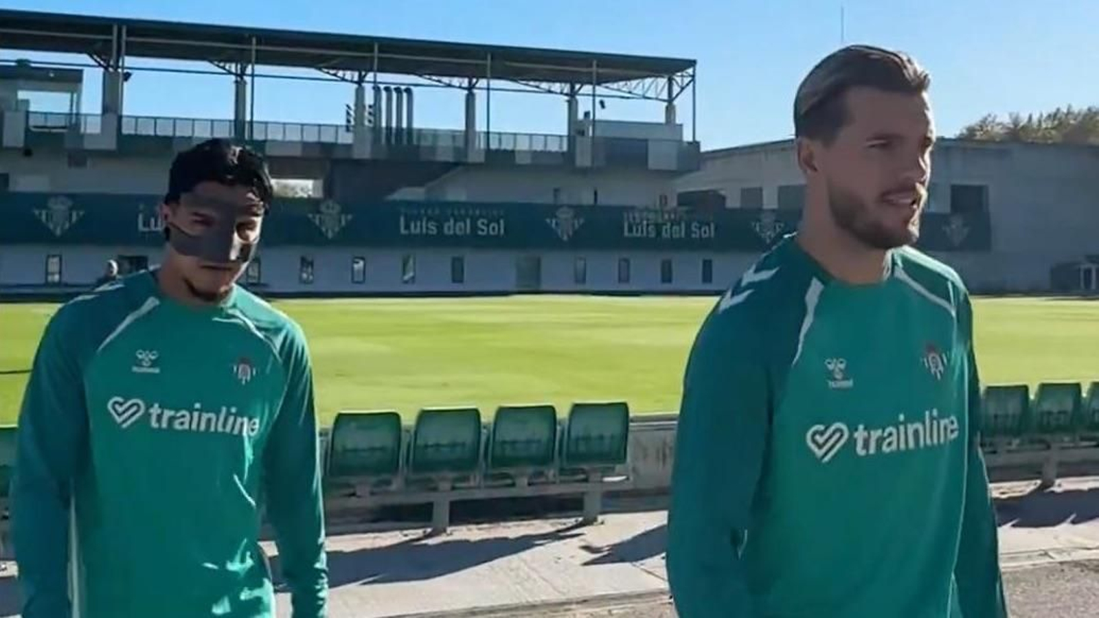Cucho Hernández y Lo Celso caminan hacia el campo de entrenamiento