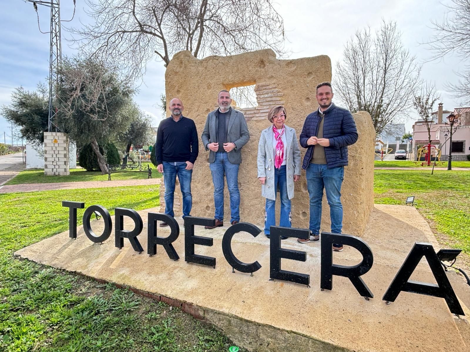 Los diputados provinciales Javier Pizarro y Carmen Collado, junto al viceportavoz del grupo municipal socialista, Jesús Alba, visitan Torrecera.