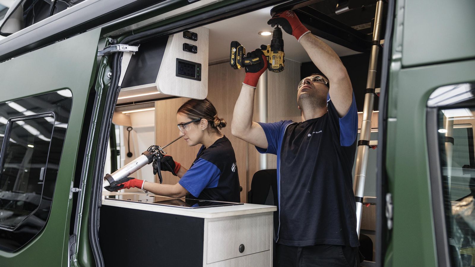 Todo el proceso de instalación de mobiliario y perfiles conlleva un sellado, como es el caso del material que simula el alicatado de la pared de la concina.