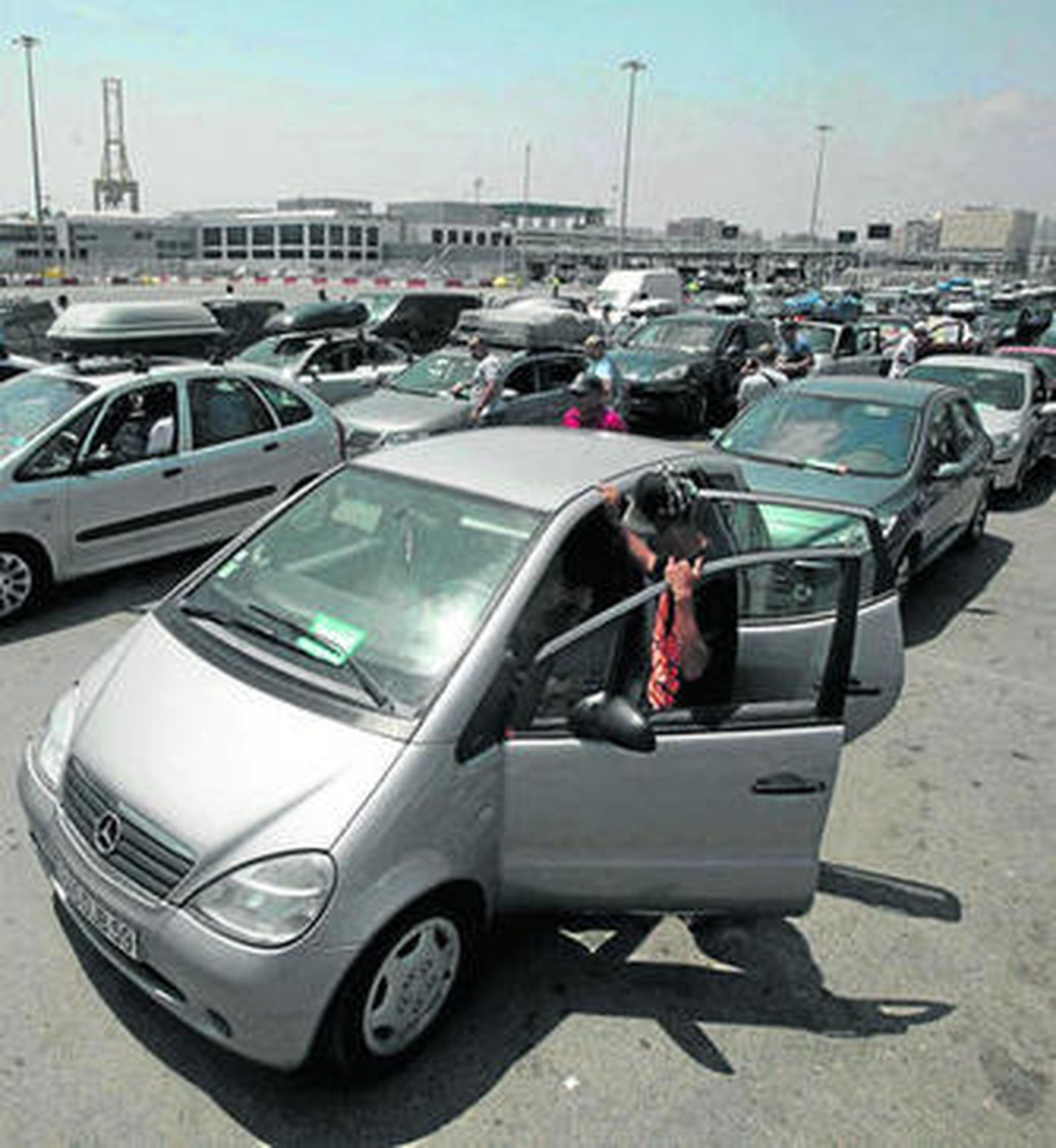 Varios vehículos con destino a Tánger esperan en la zona de embarque del puerto algecireño.