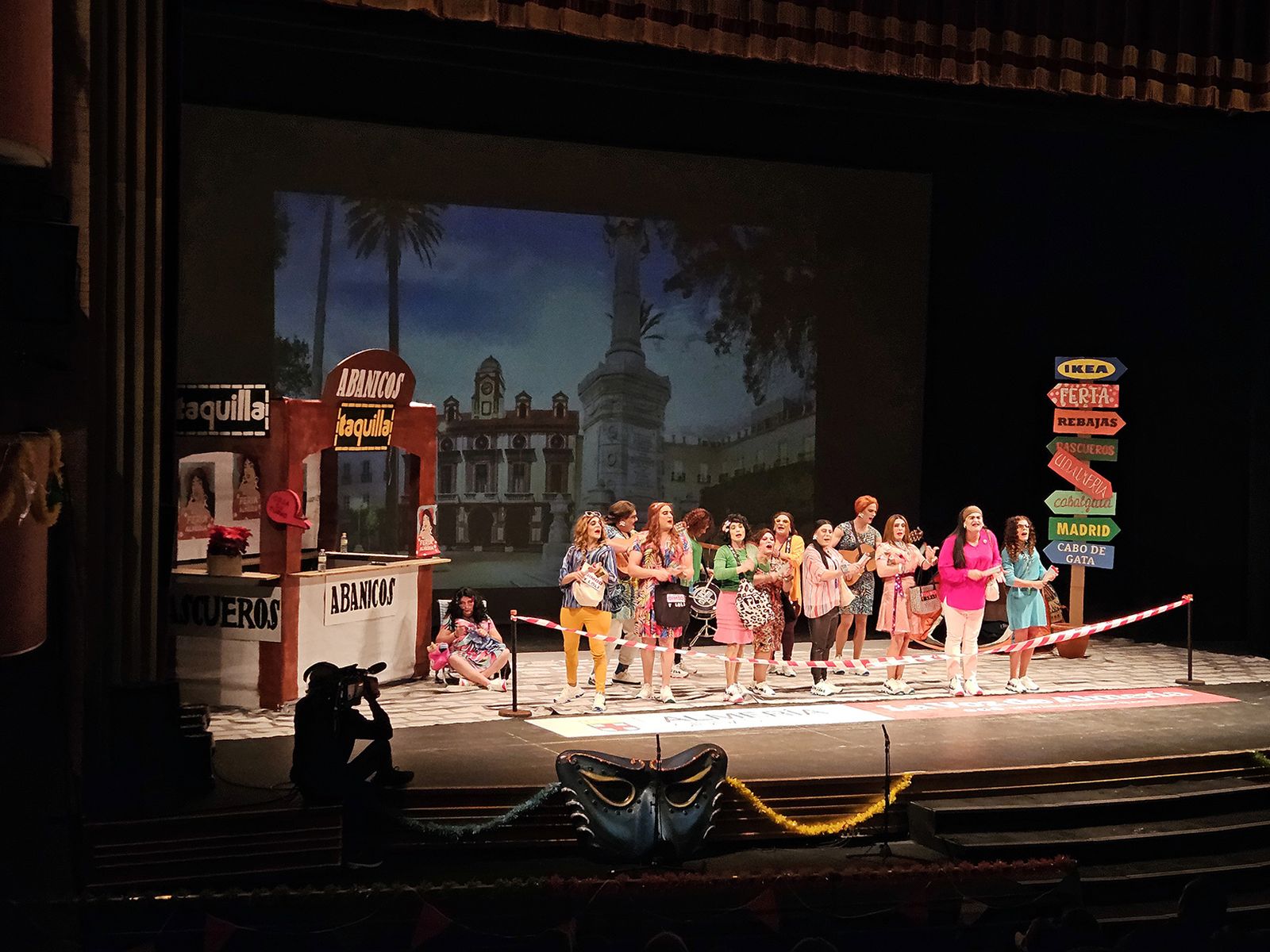 La murga ‘Contri más larga mejor’ durante su actuación.