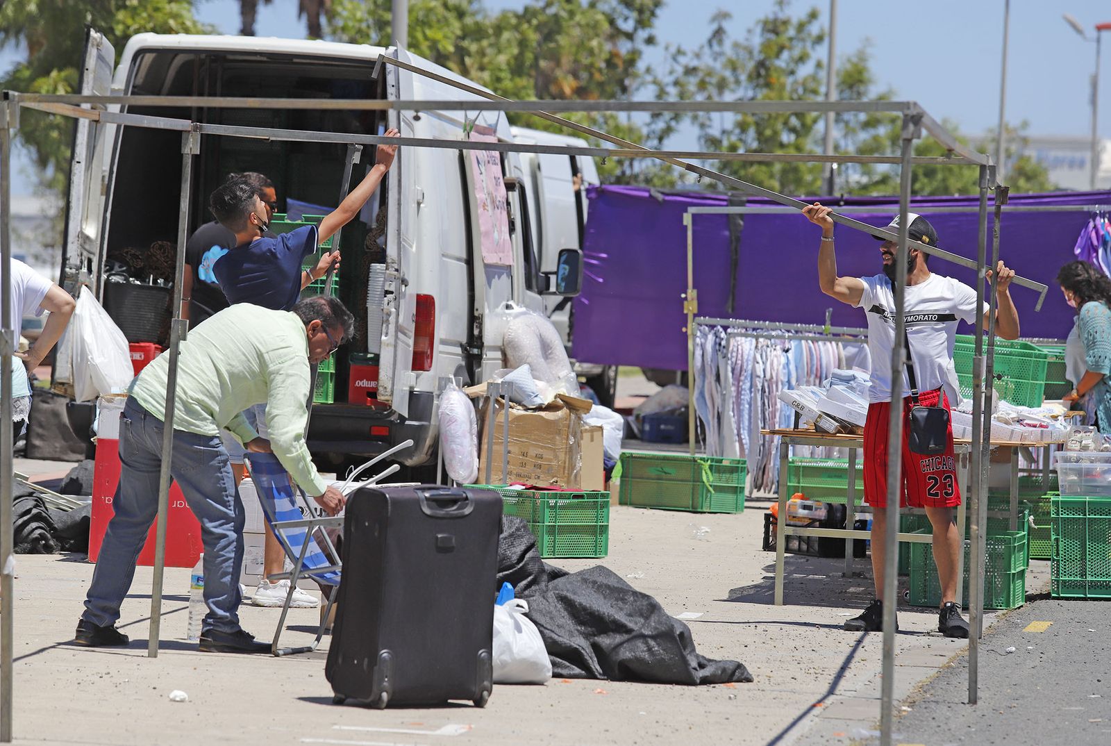 Imágenes del Mercadillo de Huelva en su nueva ubicación