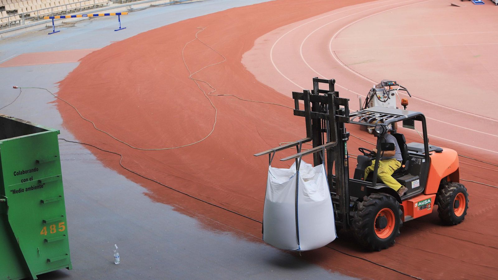 Un operario trabaja sobre la pista del Municipal de Chapín.