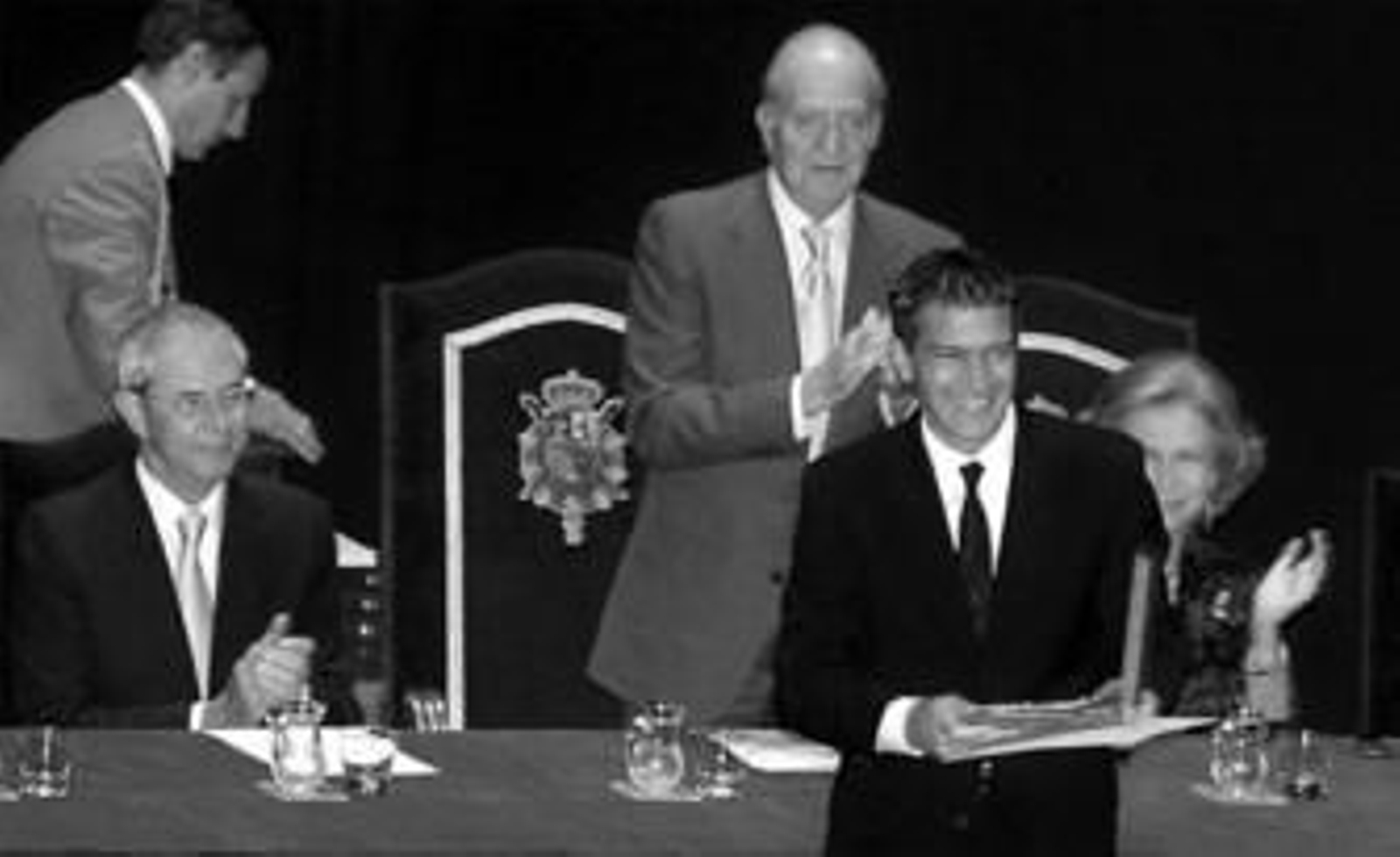 El actor Antonio Banderas, aplaudido por los Reyes y por el presidente de la Xunta de Galicia, durante el acto.
