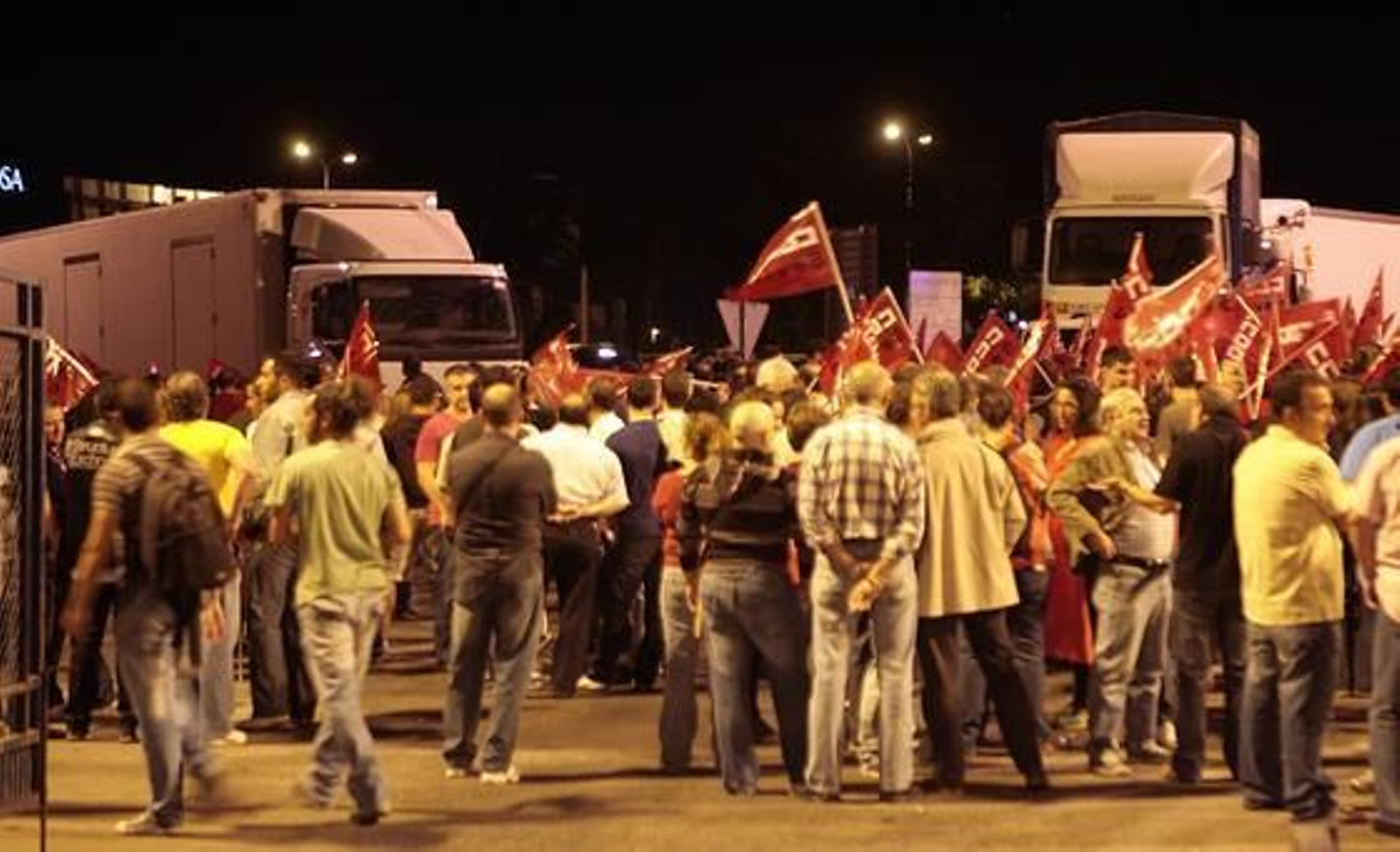 Los piquetes de los sindicatos impiden la entrada de camiones a Mercasevilla.

Foto: Juan Carlos Muñoz