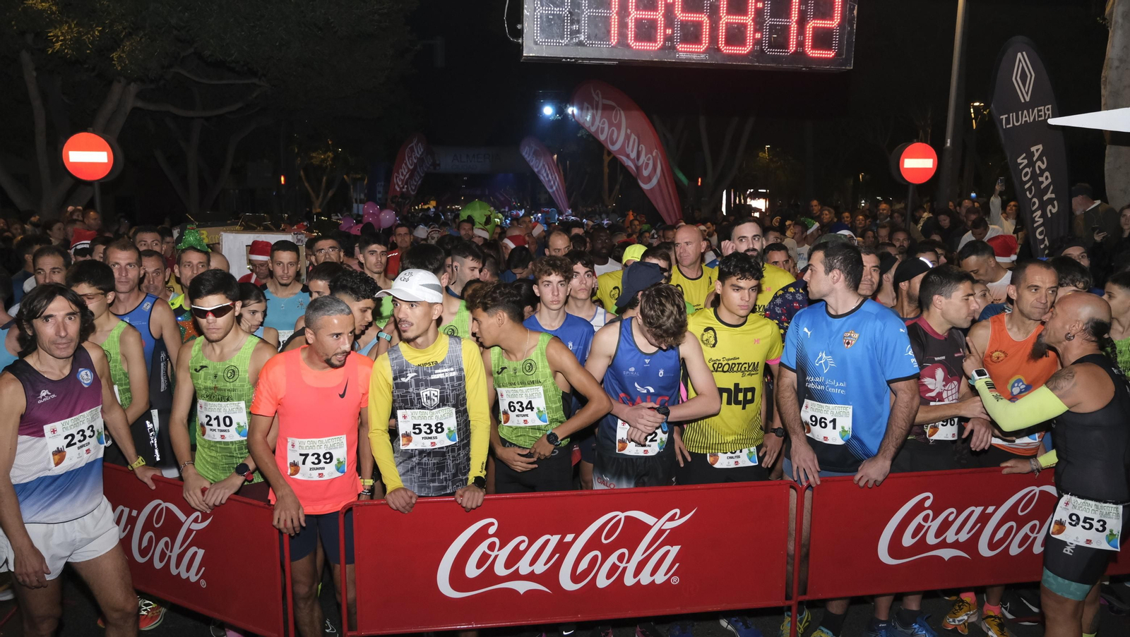 Imágenes de la XIV edición de la San Silvestre de Almería