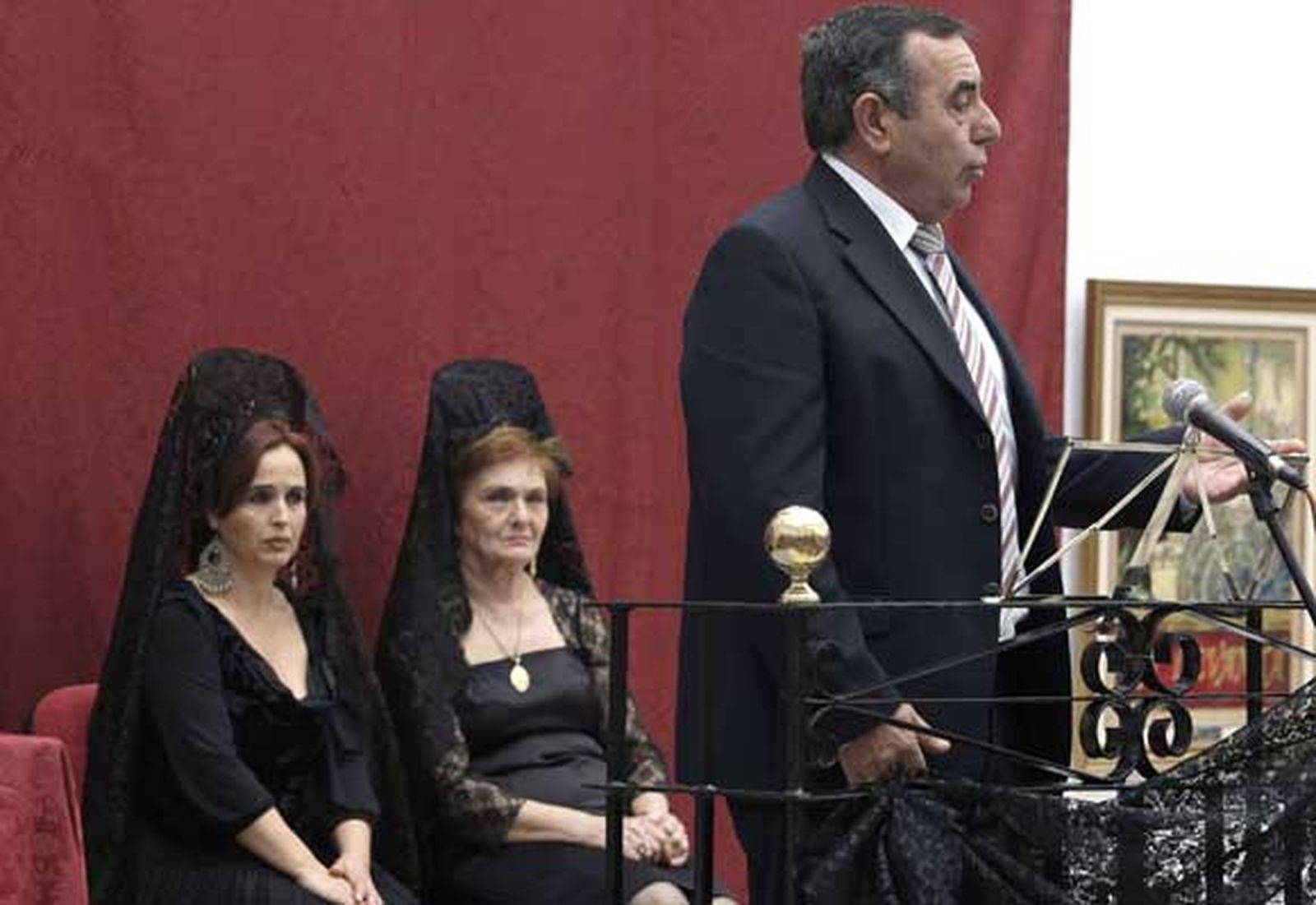 Bedriomo, Ortega y Sanabria acompañan con sus rezos a la presidente de La Levantá, que muestra con emoción todos sus recuerdos cofrades./Erasmo Fenoy

Foto: Erasmo Fenoy