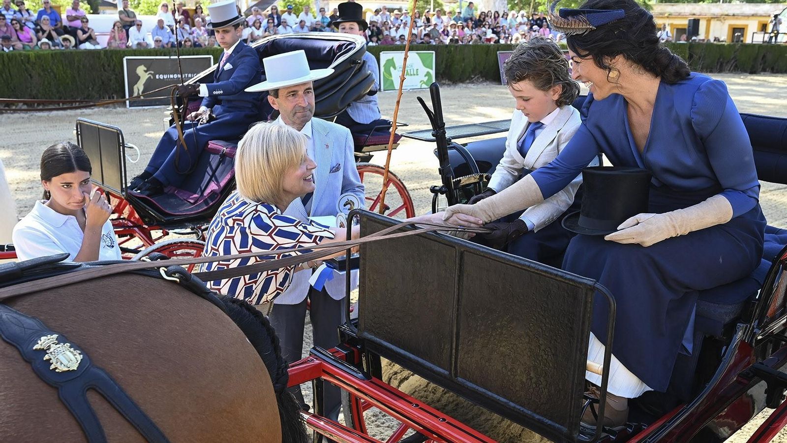 Pelayo felicita a una de las cocheras premiadas en el Concurso de Enganches.