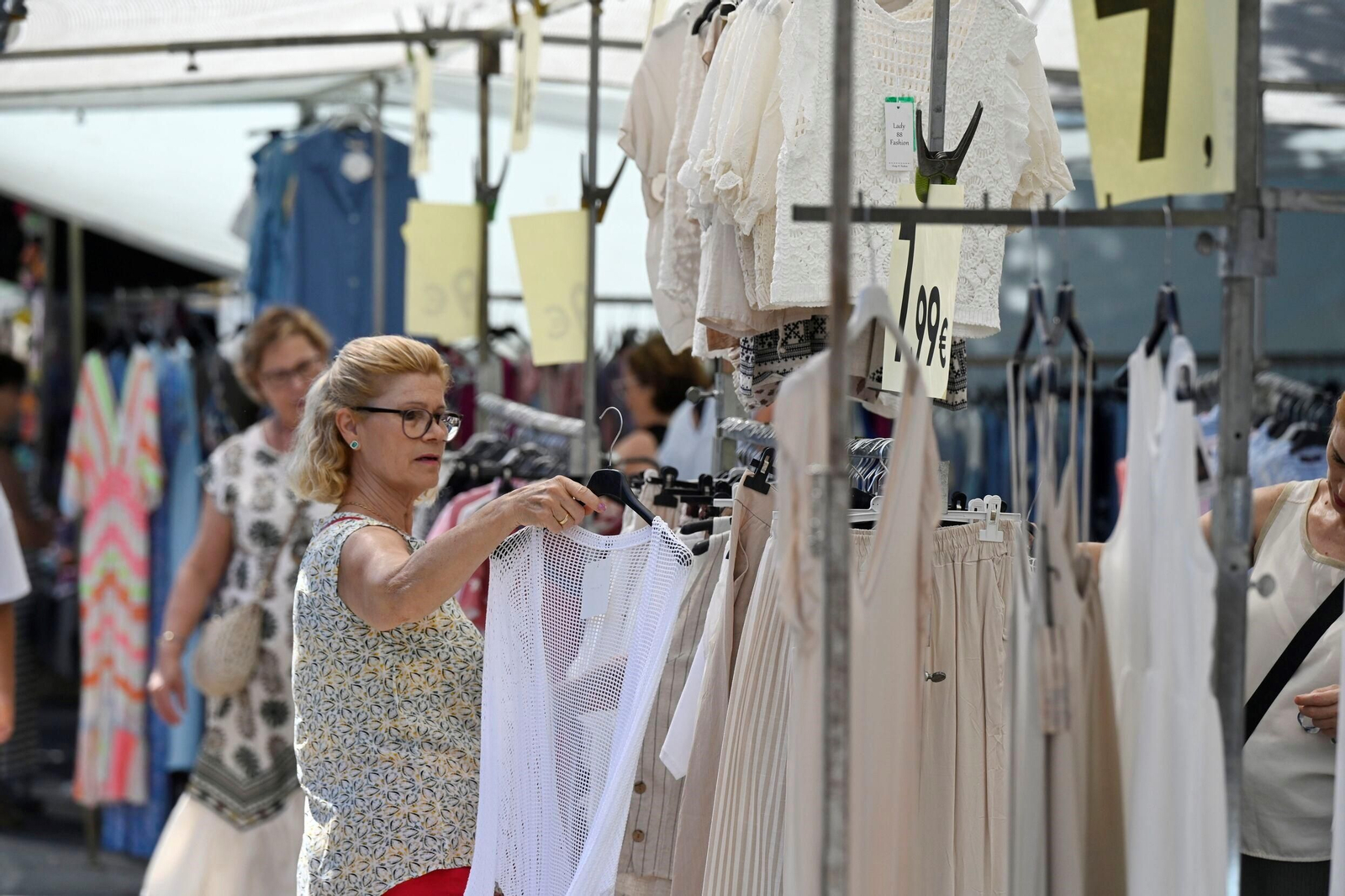 Un domingo de verano en el mercadillo de El Arenal de Córdoba