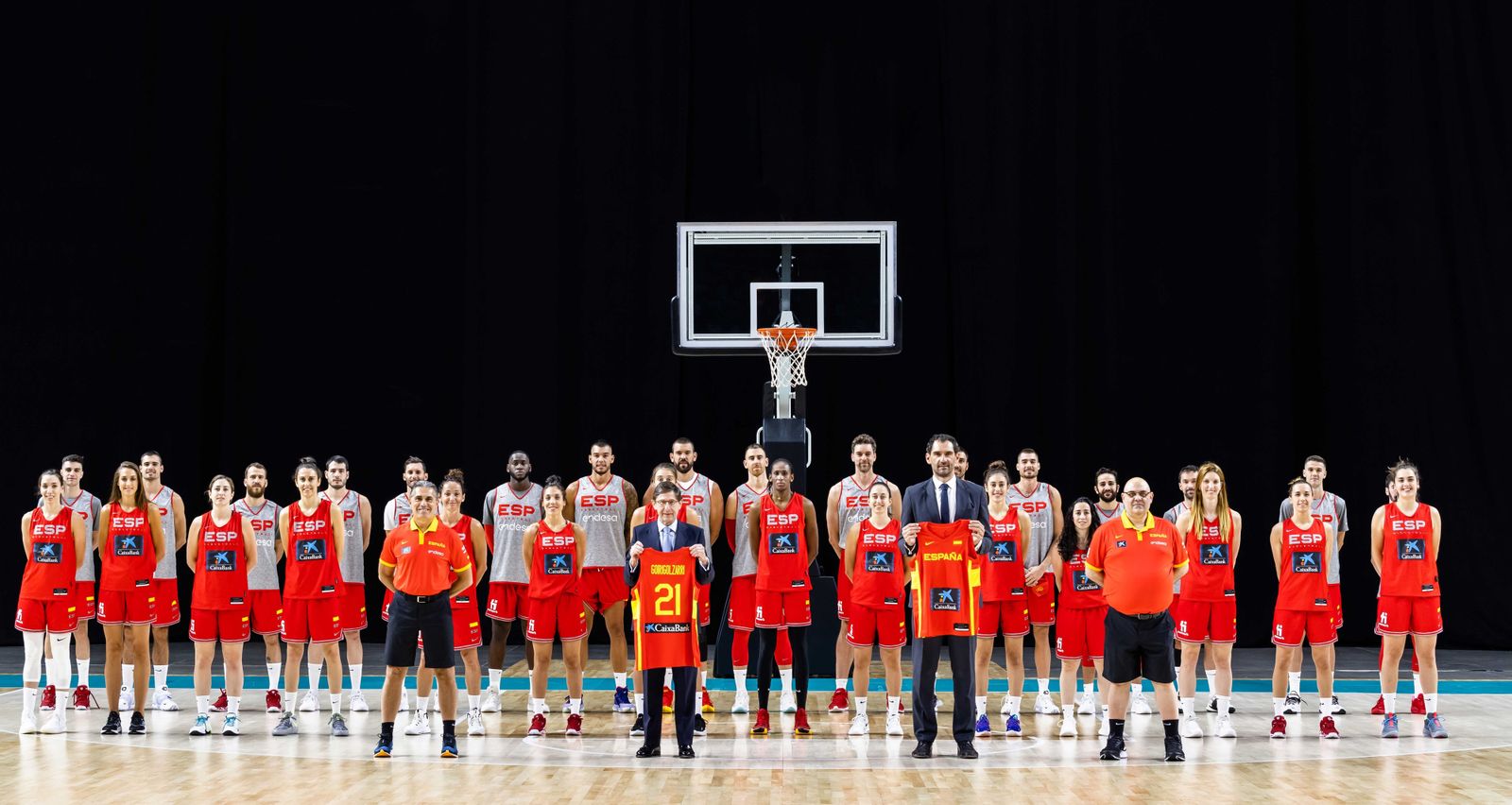 Las selecciones masculina y femenina de baloncesto que competirán en los Juegos posan con José Ignacio Goirigolzarri (CaixaBank) y Jorge Garbajosa (FEB).