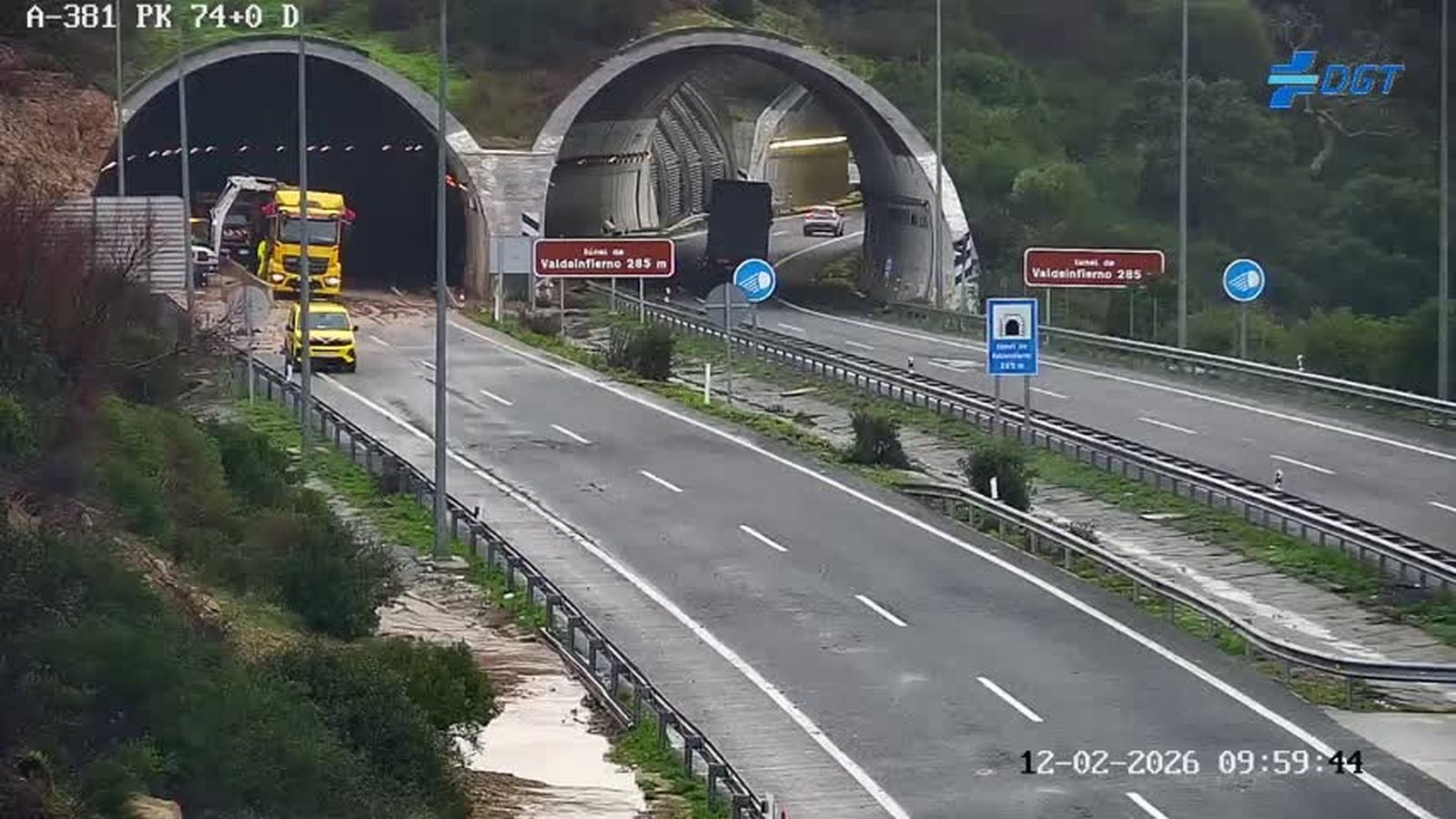 Imagen del corte total de la A-381 en el punto kilométrico 74 por desprendimientos en el tunel de Valdeinfierno