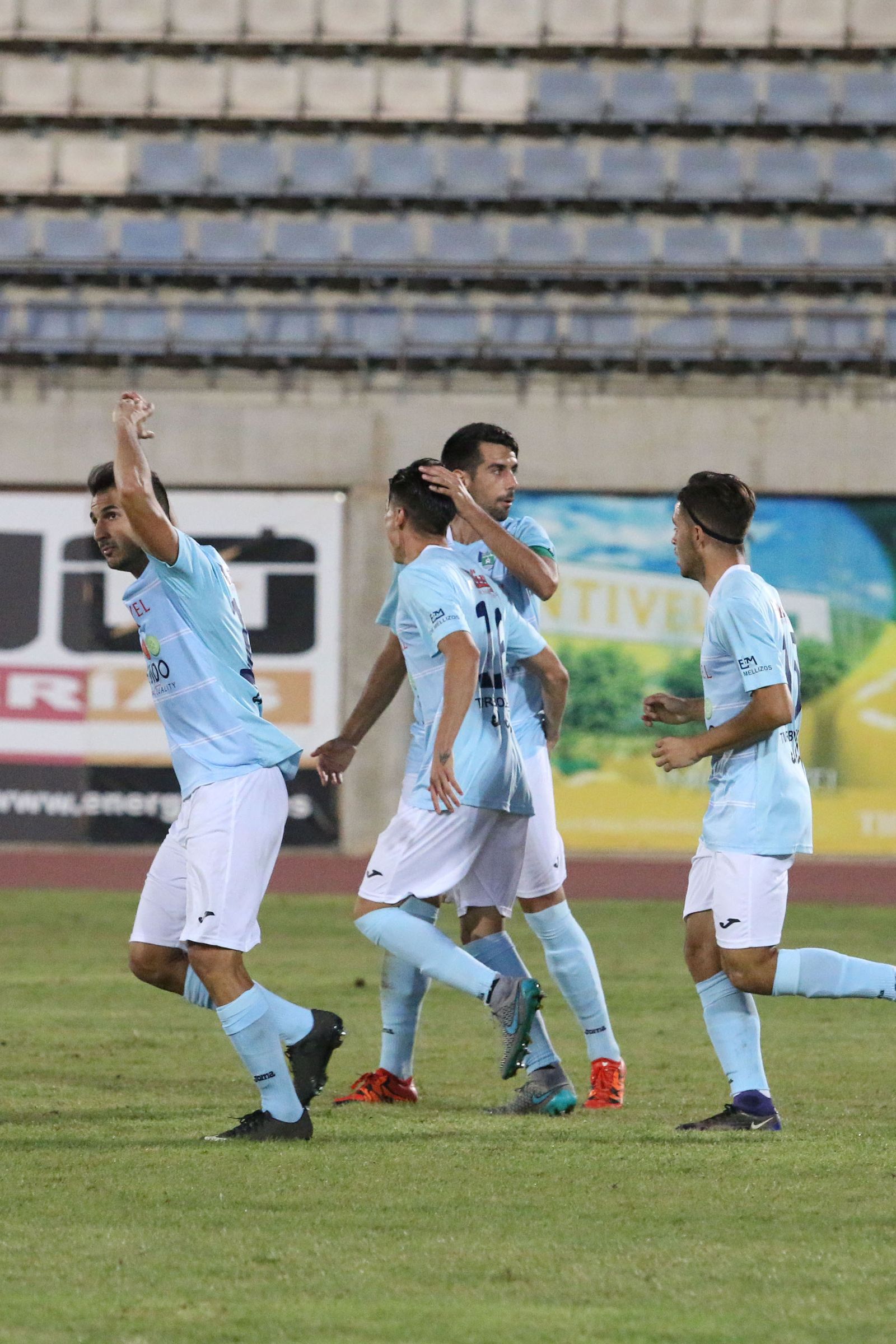 Fernández felicita a un compañero tras marcar en un duelo del curso pasado.