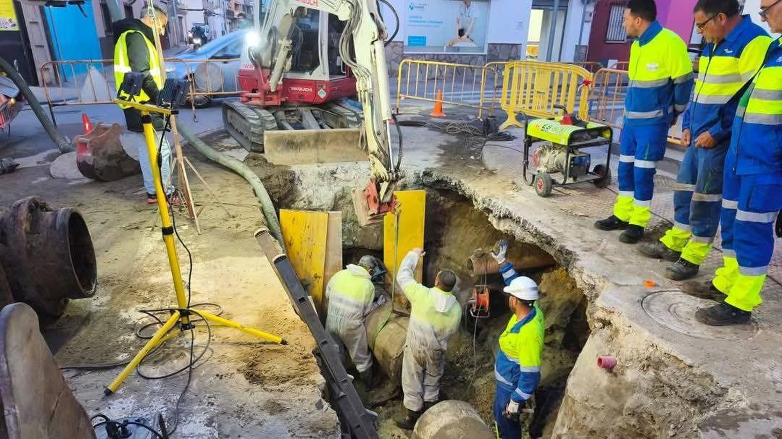 Trabajadores de Aqualia a primera hora del pasado miércoles, en La Línea.