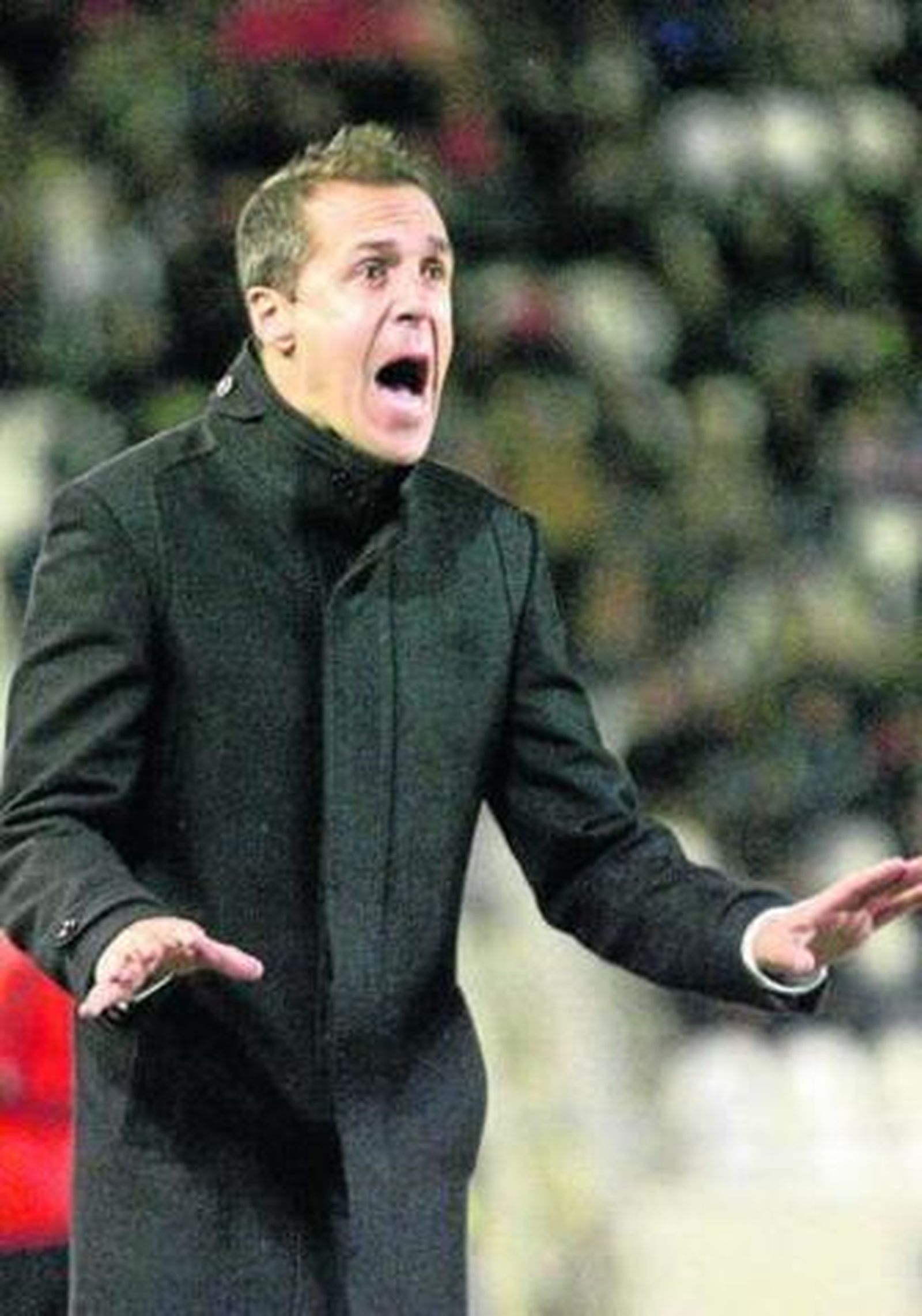 Pablo Villa pide calma a los suyos desde el banquillo.