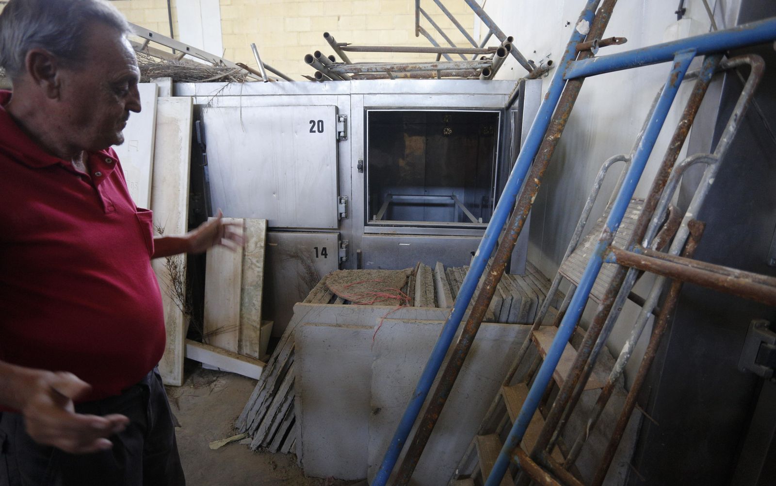 Algunas de las cámaras frigoríficas abandonadas y desmanteladas del cementerio.