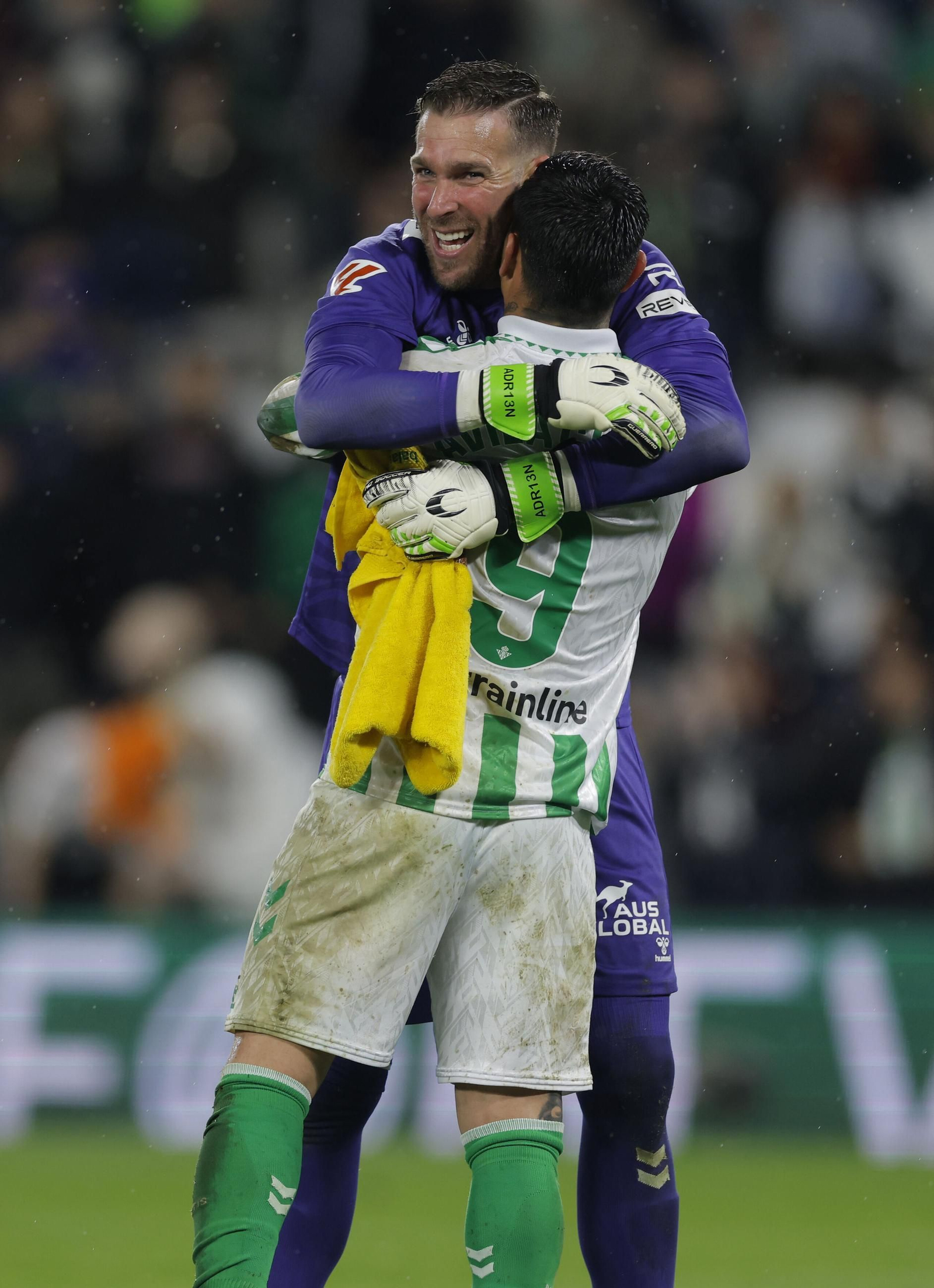Adrián se abraza, tremendamente feliz, con Chimy Ávila al finalizar el partido.