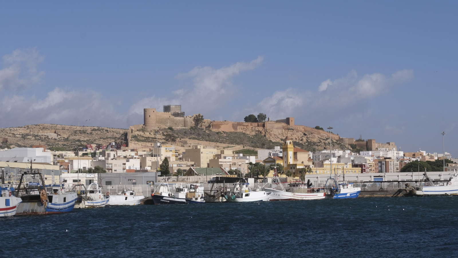 Temporal de viento y flota pesquera amarrada, en Almería