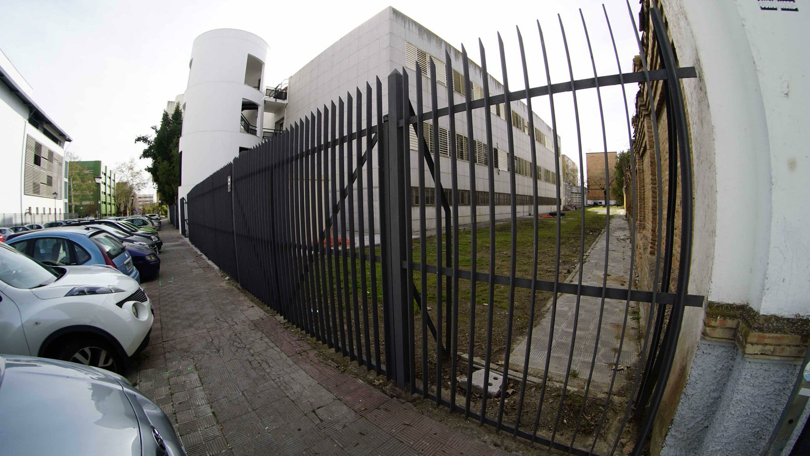La calle peatonal que se creará se encuentra vallada y abandonada.