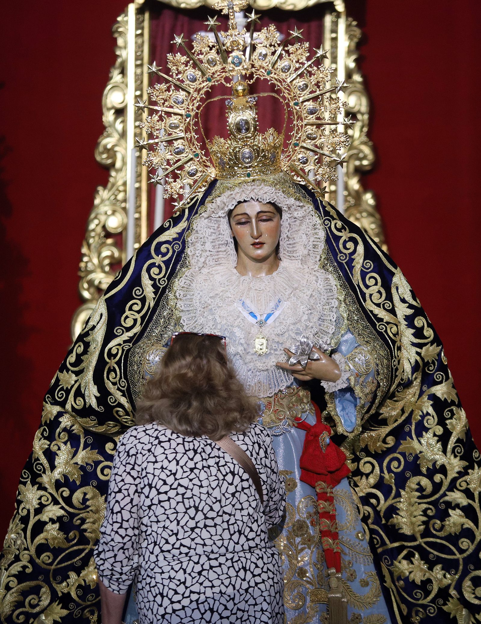 Imágenes del besamanos a María Santísima de la Amargura