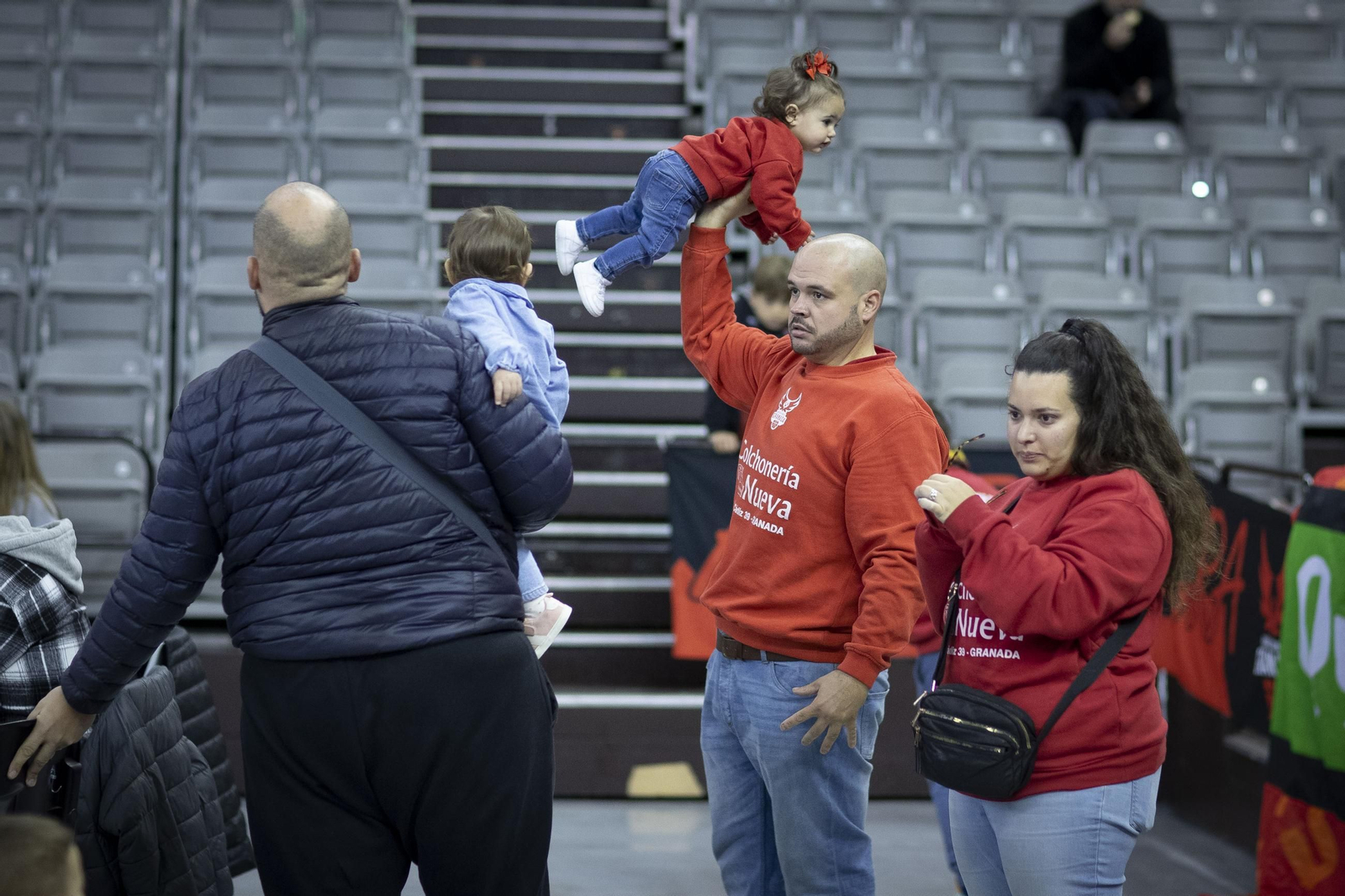 Encuéntrate en la grada del Palacio de Deportes en el partido del Covirán Granada