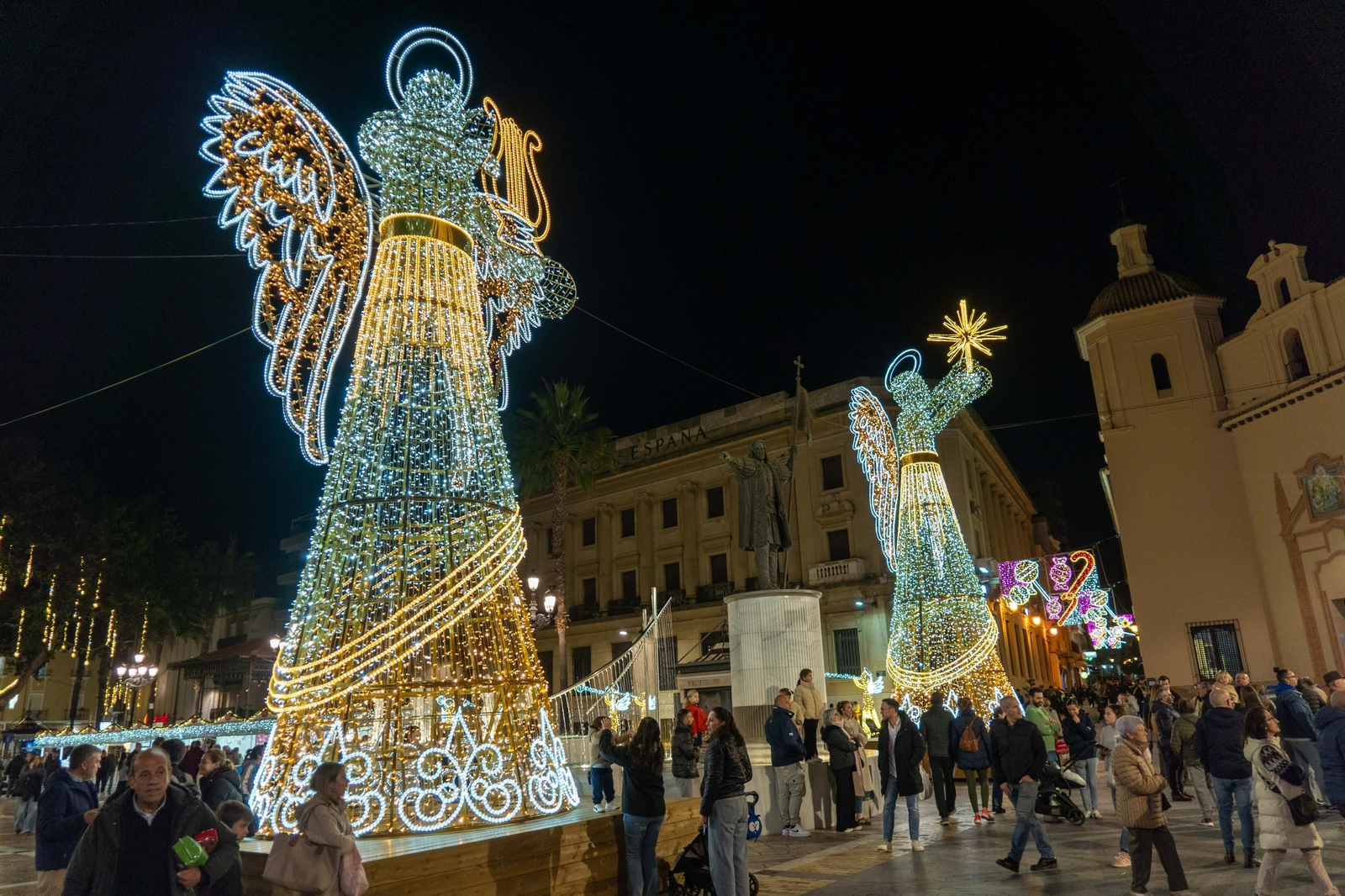 Imágenes de la ciudad de Huelva iluminada por las luces de Navidad