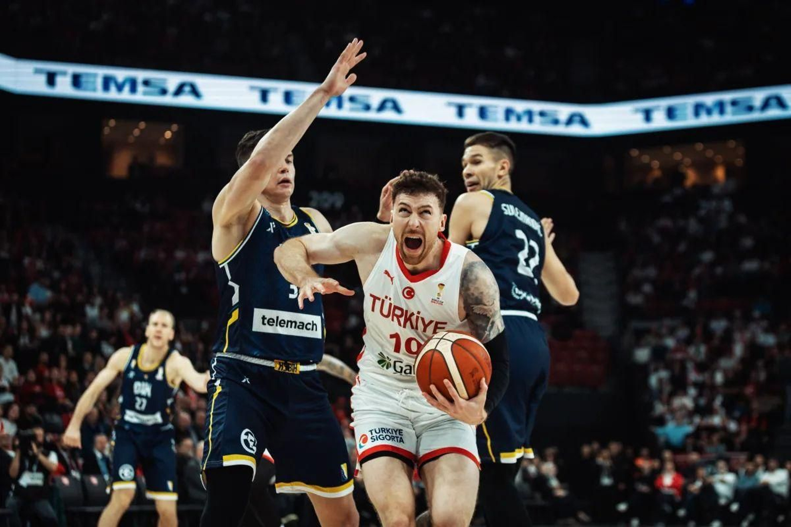 Mucho protagonismo de Castañeda y Sulejmanovic en el Turquía-Bosnia