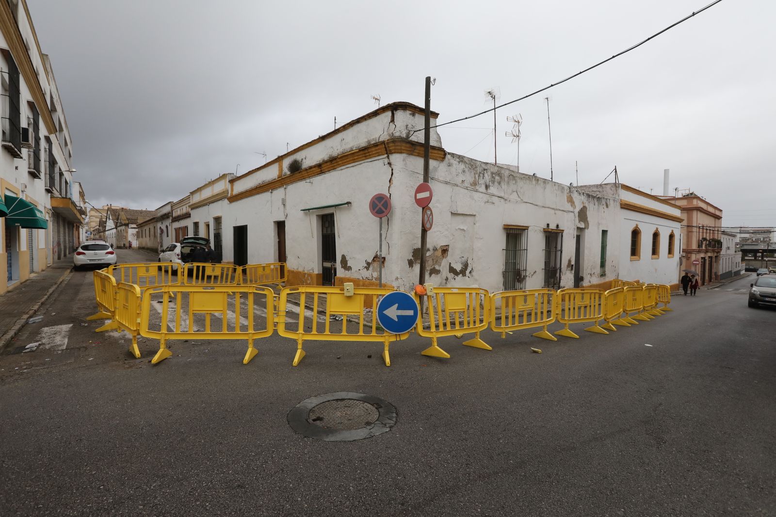 Imagen de la casa con la fachada agrietada y rodeada de vallas.