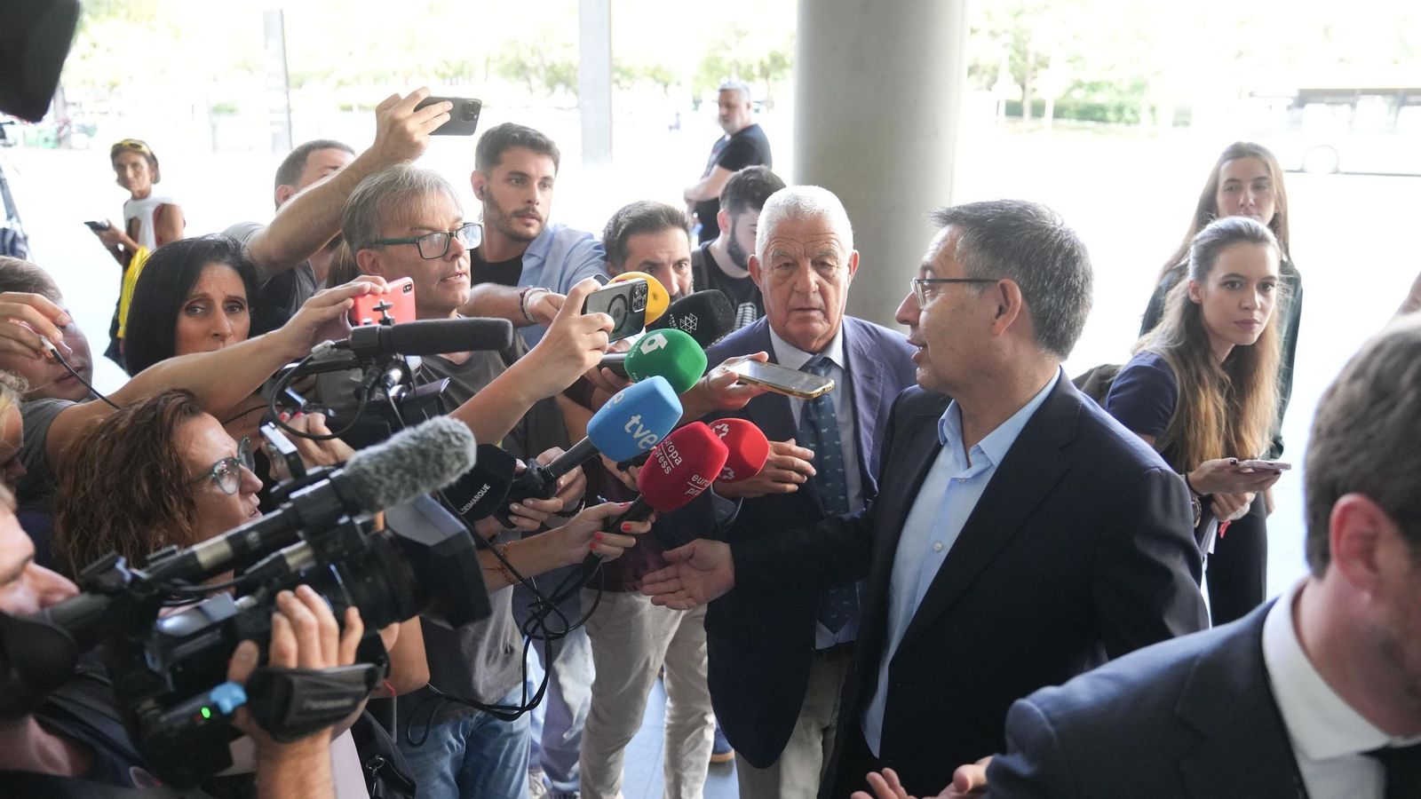 Josep María Bartomeu atiende a los medios a las puertas de los juzgados tras declarar por el caso Negreira.