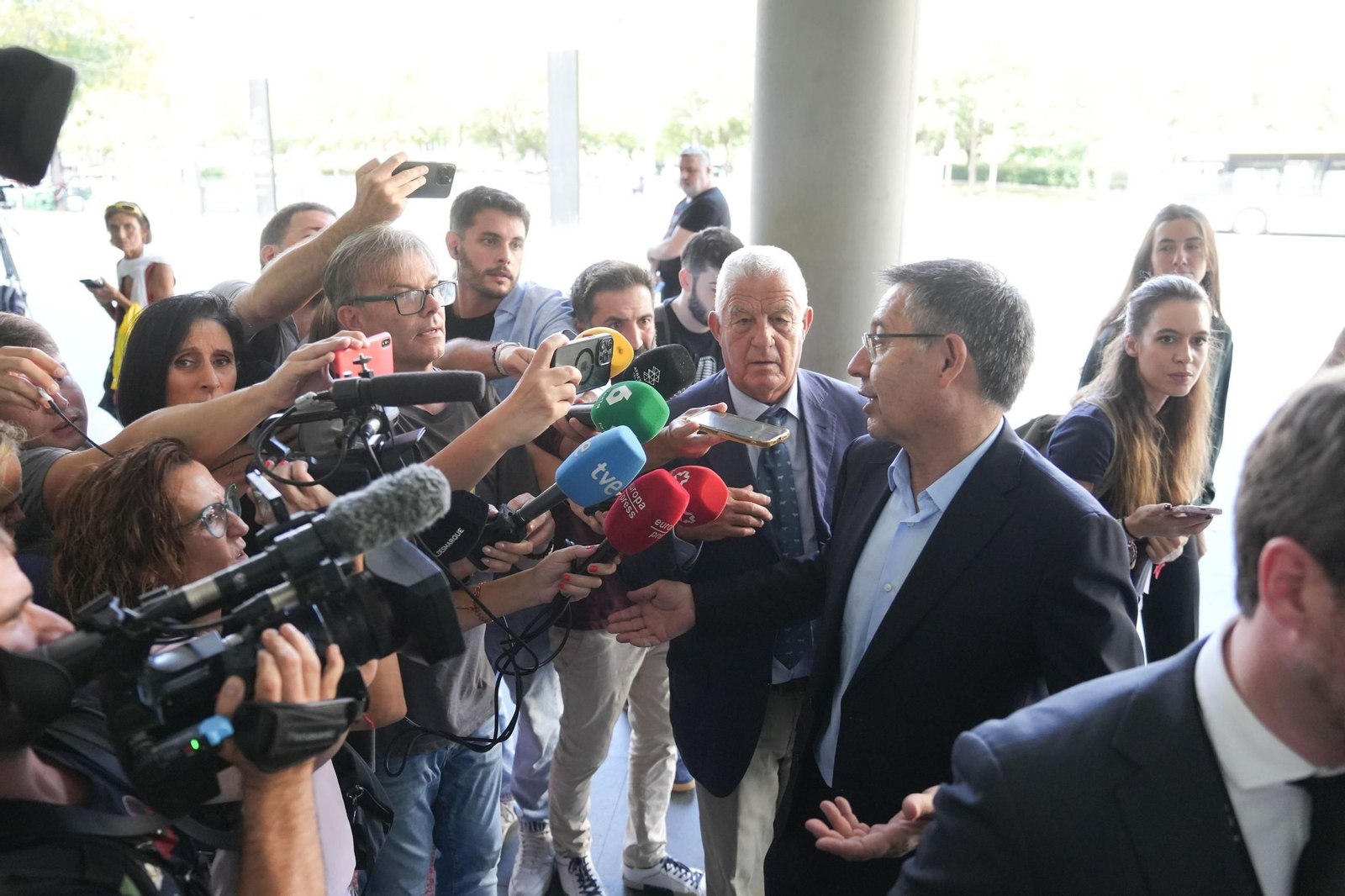 Josep María Bartomeu atiende a los medios a las puertas de los juzgados tras declarar por el caso Negreira.