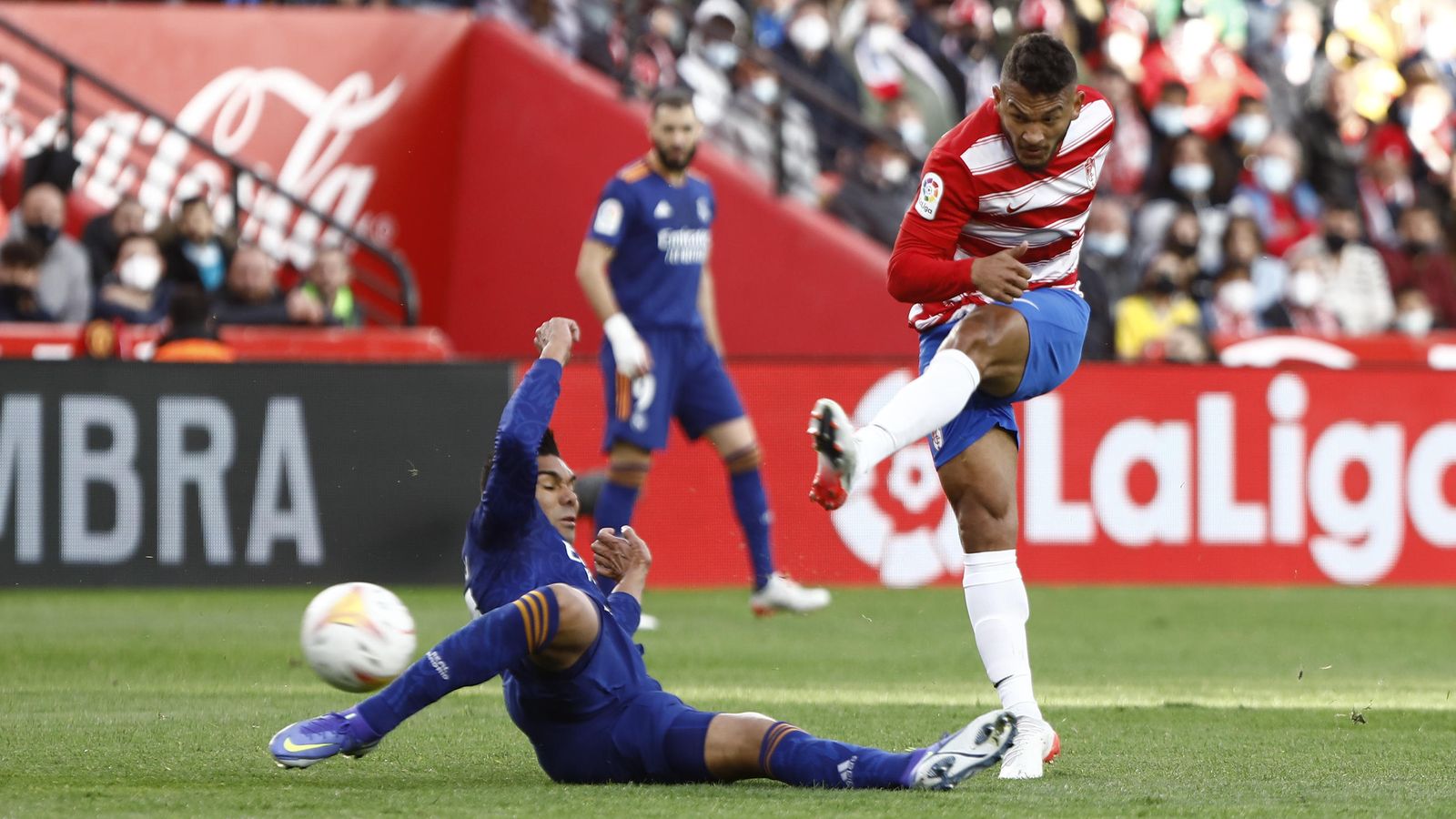 Momento en el que Luis Suárez dispara para anotar el tanto del los rojiblancos.