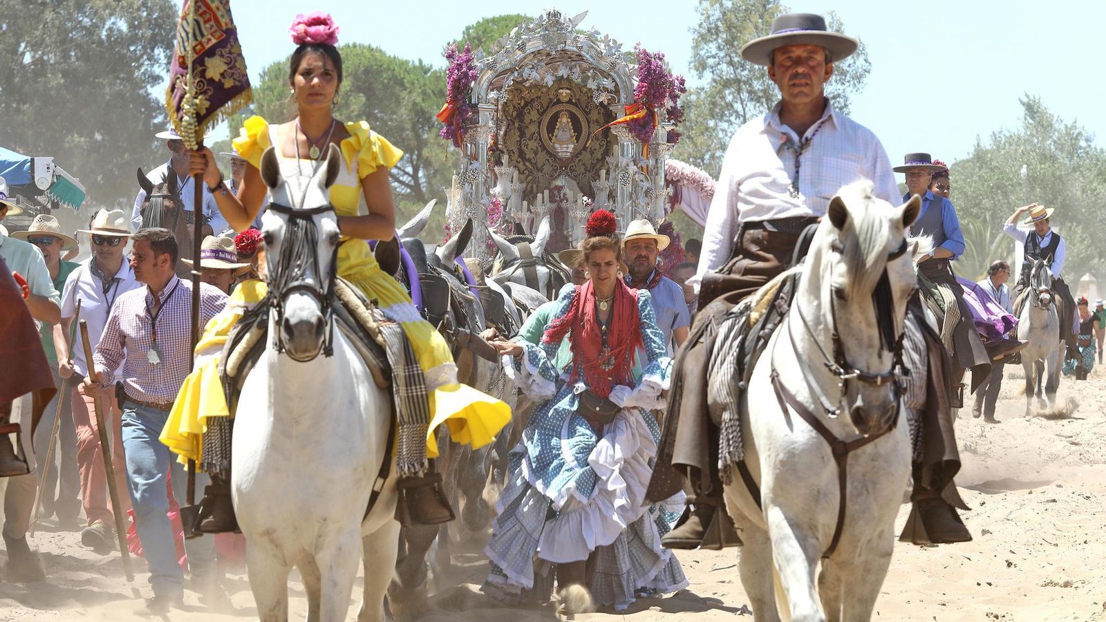 La Hermandad del Rocío de Jerez, por las arenas del coto.
