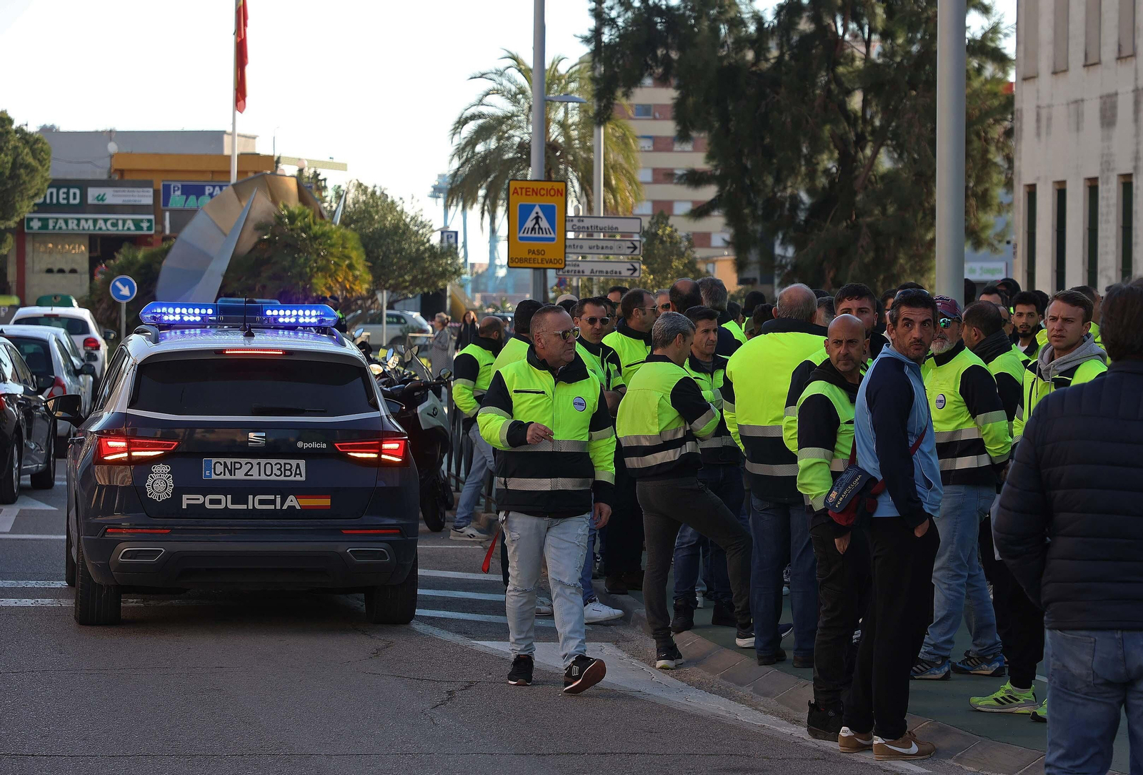 Imágenes de la entrada a los juzgados de los delegados sindicales de Acerinox en Algeciras