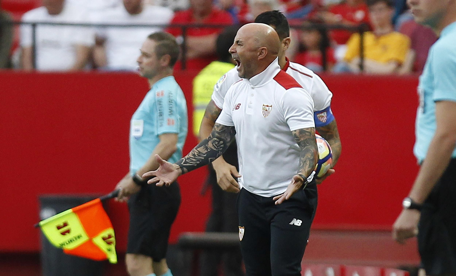 Sampaoli grita en la banda del Sánchez-Pizjuán.