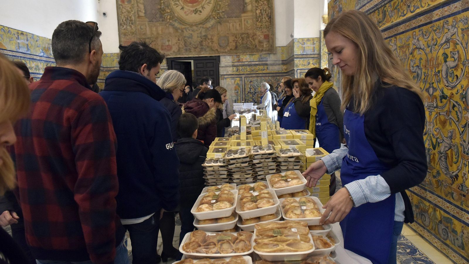 El Alcázar acoge la trigésimo cuarta edición de la muestra de dulces de conventos.