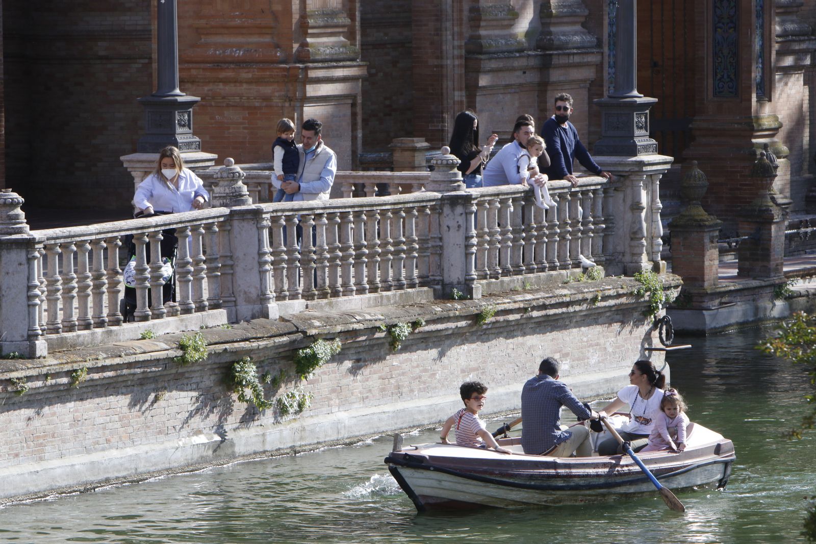 Ambiente en el festivo fin de semana en Sevilla