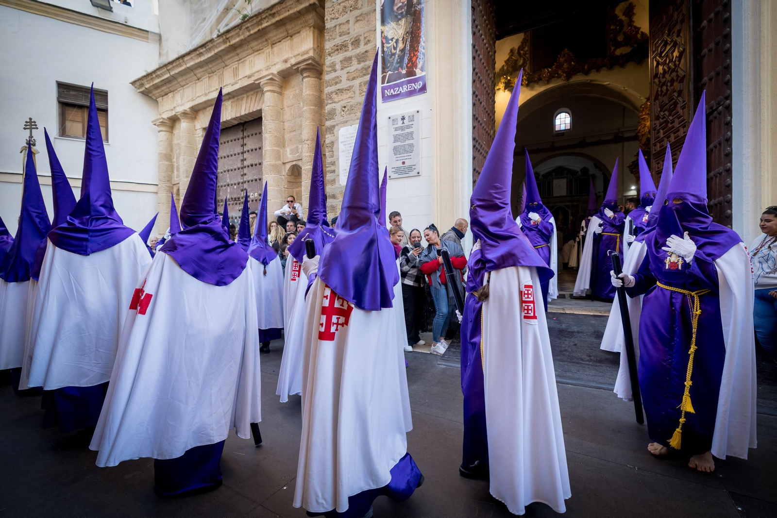 Imágenes de la salida del Nazareno en la Semana Santa de Cádiz 2025