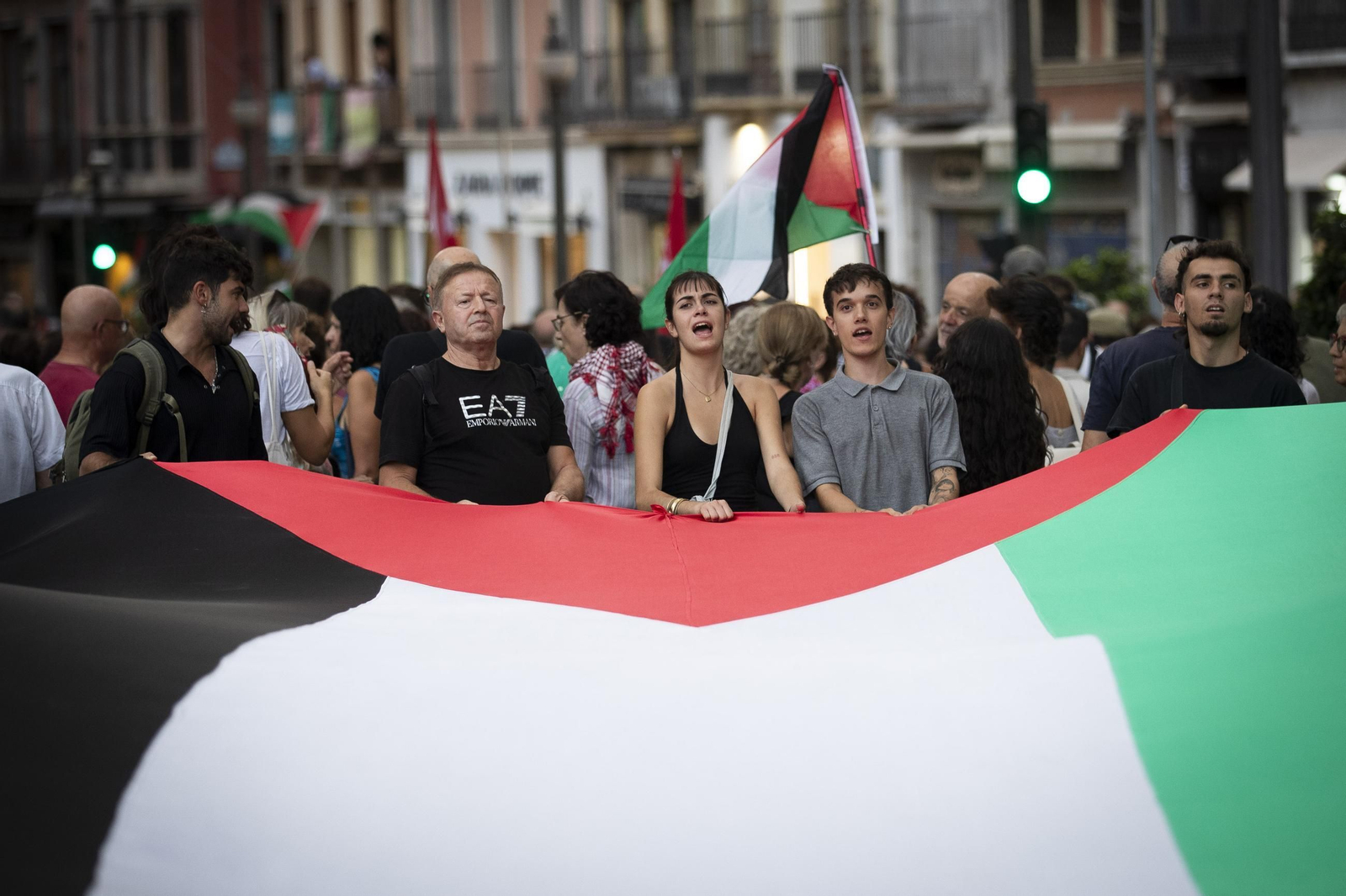 Fotos: 4.000 personas recorren el centro de Granada en una marcha contra la violencia en Gaza