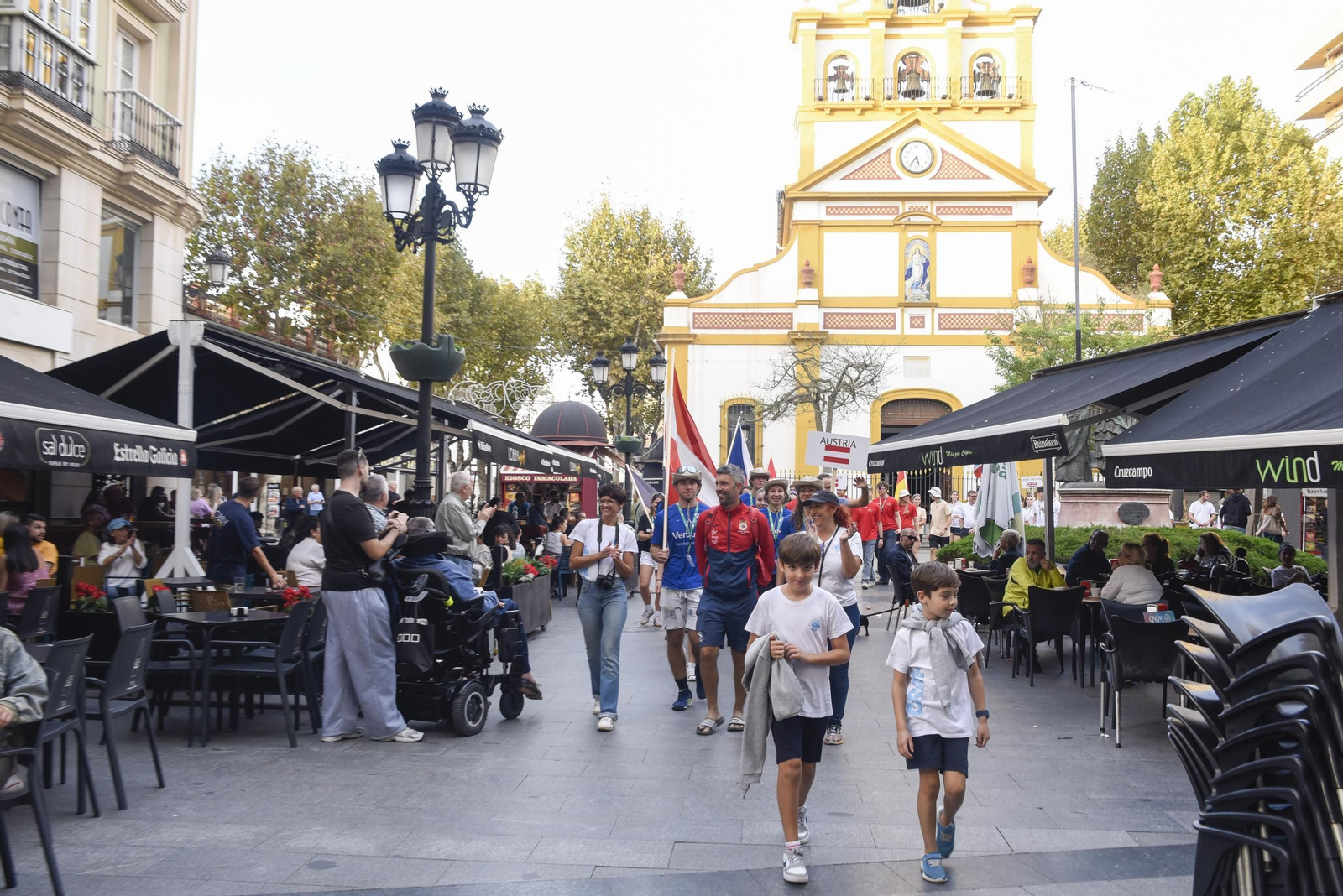 Las fotos del desfile de participantes de la Copa de la Juventud Europea de remo beach sprint de La Línea