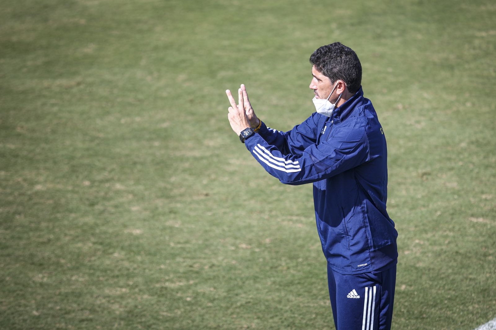 Juanma Pavón realiza unas indicaciones durante un partido.