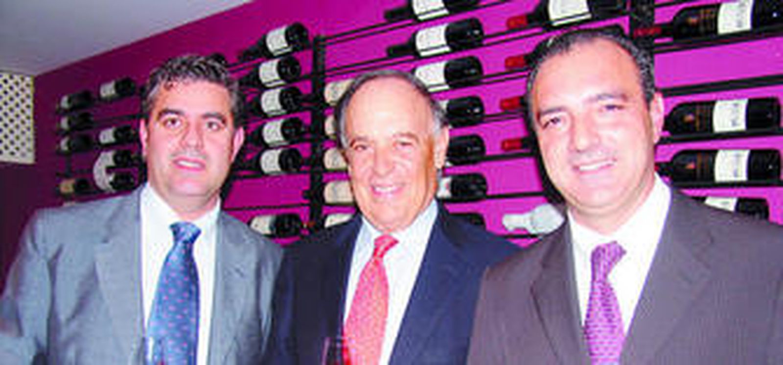 José Luis Becerra Olmedo, propietario de Tierra Nuestra; Carlos Falcó, marqués de Griñón  y Juan Carlos  Quero Salado, gerente de Estindel y propietario del club privado Dómine, donde se ha hecho la cata.