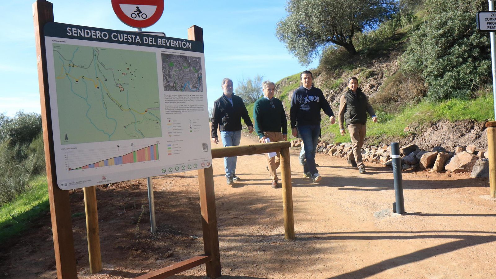 Dirigentes institucionales en la visita a la Cuesta del Reventón tras su reforma.