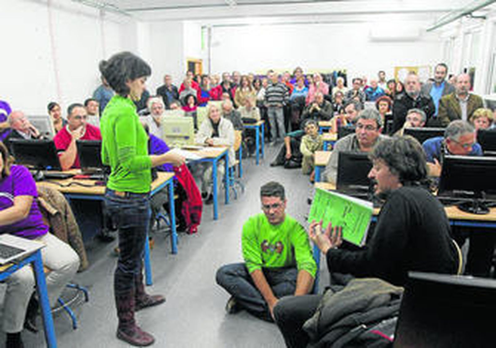 Desarrollo de la asamblea de Podemos, ayer en el Instituto Gran Capitán.