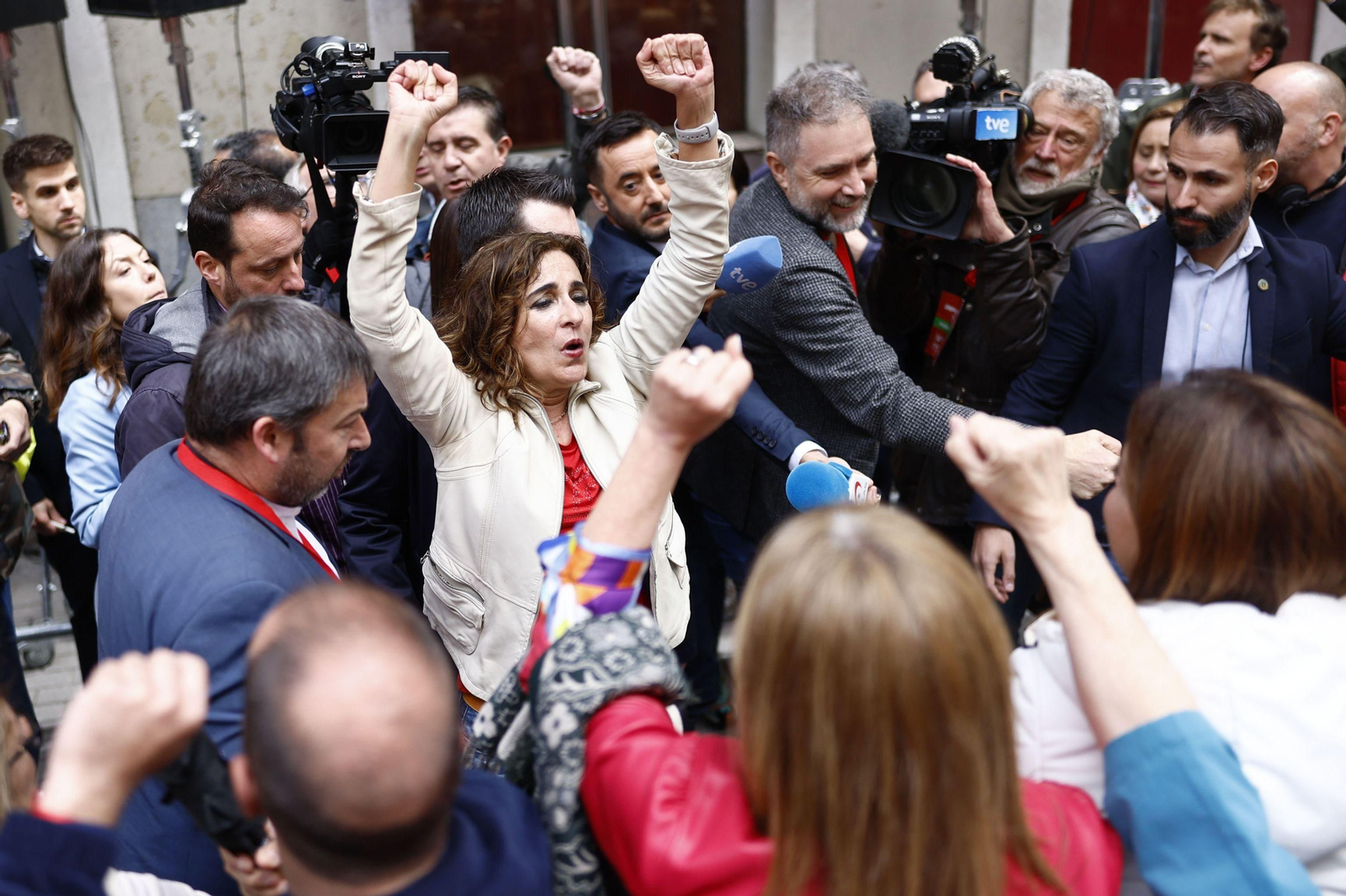 Concentración en Ferraz en apoyo a Sánchez