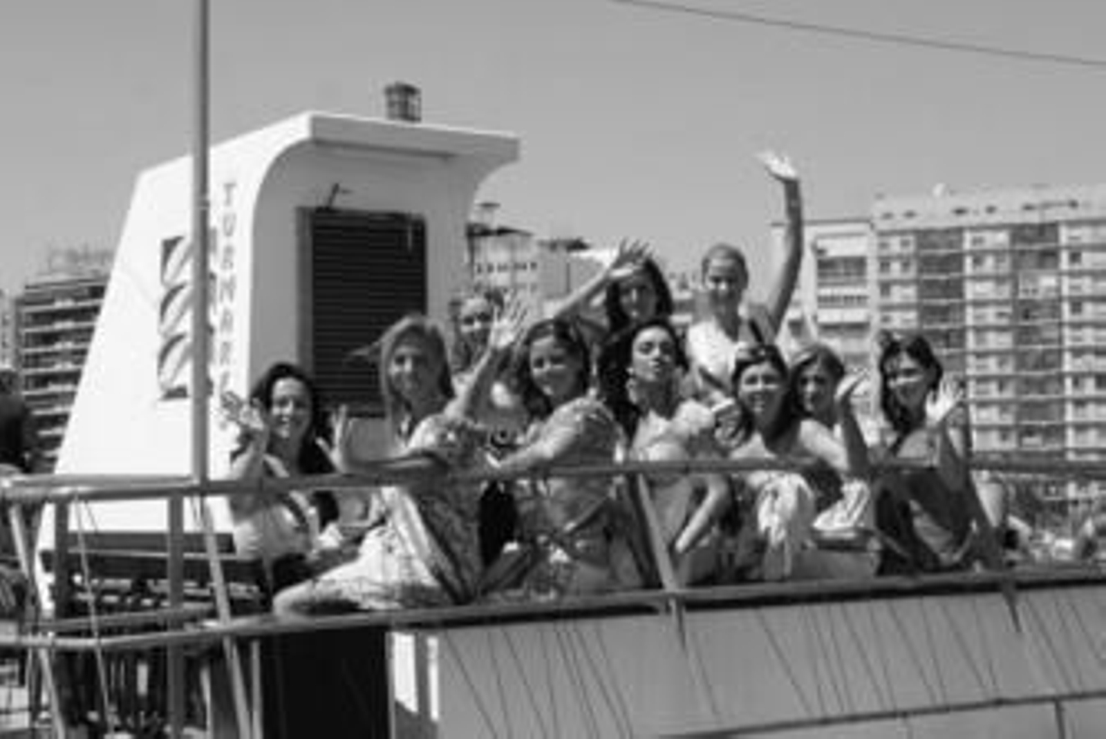 Imagen de la corte juvenil a bordo del buque "Jackeline" para hacer la travesía.