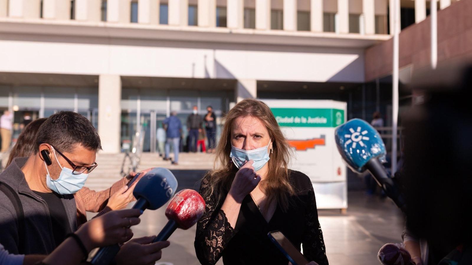 La abogada de la Asociación de Abogados Cristianos, Polonia Castellanos, atiende a los medios, a las puertas de la Ciudad de la Justicia de Málaga