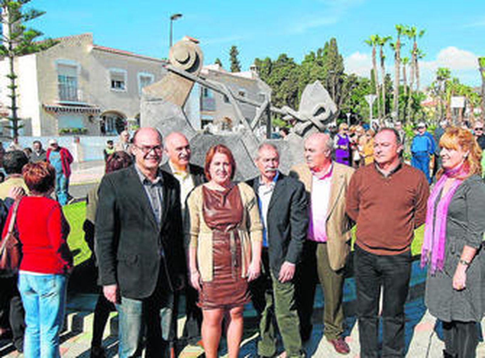 La alcaldesa, en el centro, con el biznieto de Francisco Arroyo, ayer, durante la inauguración.
