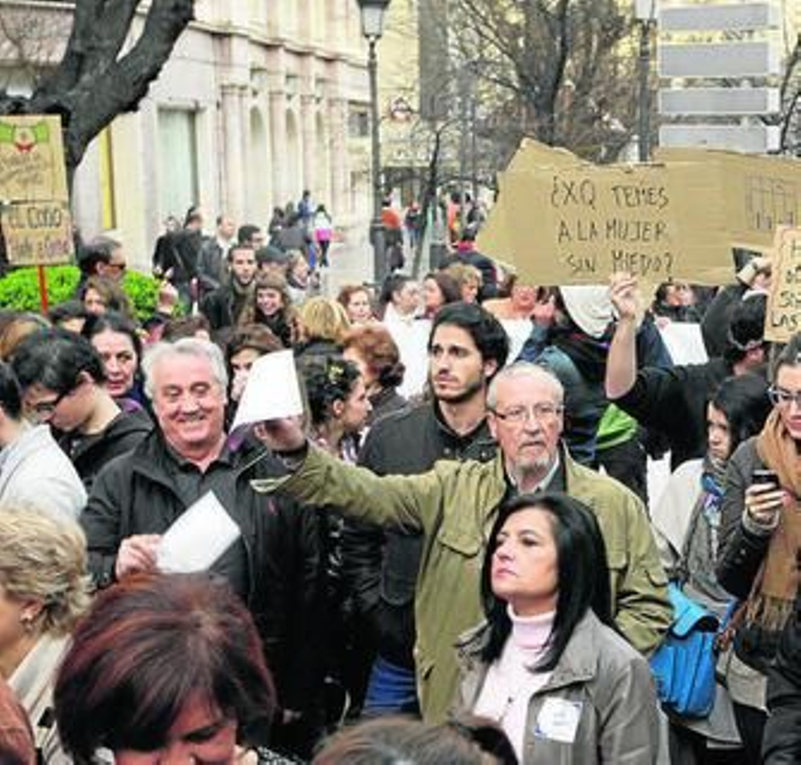 1, 2, 4 y 5. La manifestación recorrió la ciudad desde la Plaza de Marina Pineda hasta Plaza Nueva acompañada por la batucada Bembé. 3. CCOO y UGT convocaron una manifestación en la puerta del edificio de los sindicatos a las 10:00 horas. 6. Cacerolada en Maracena.
