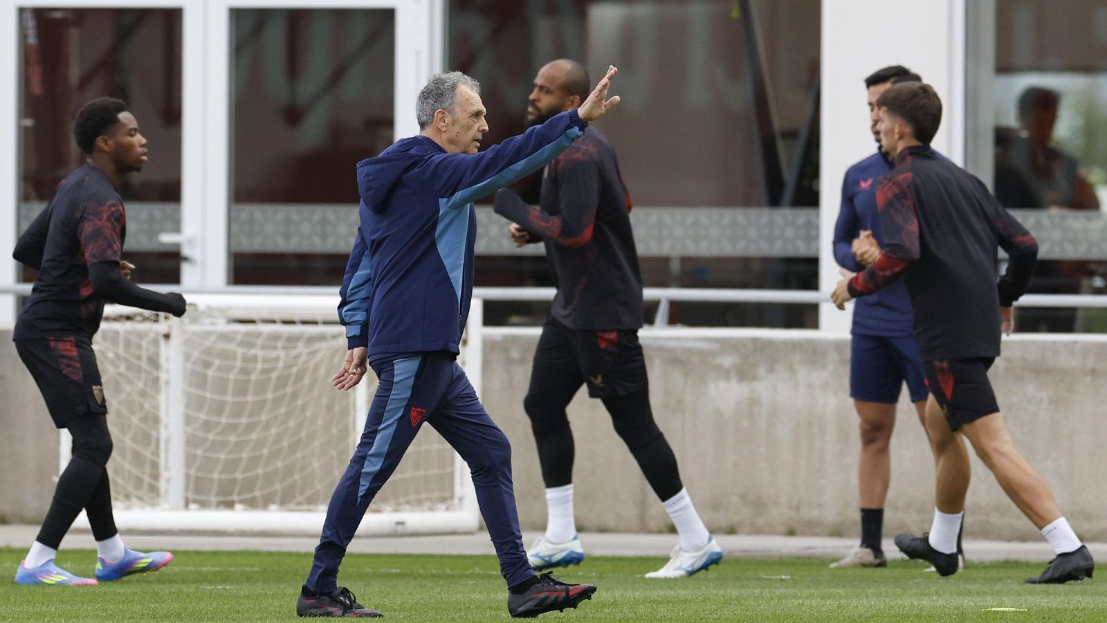 Joaquín Caparrós dirige su primer entrenamiento con el Sevilla.
