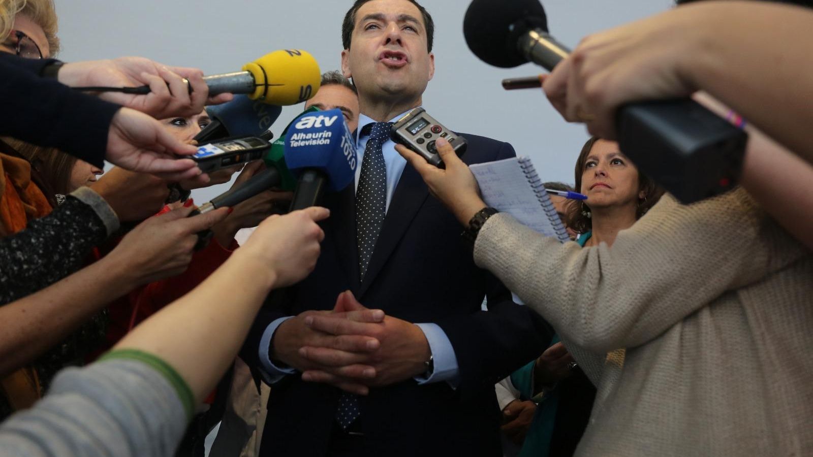 Moreno Bonilla, este lunes, en el momento en que atiende a los medios de comunicación.